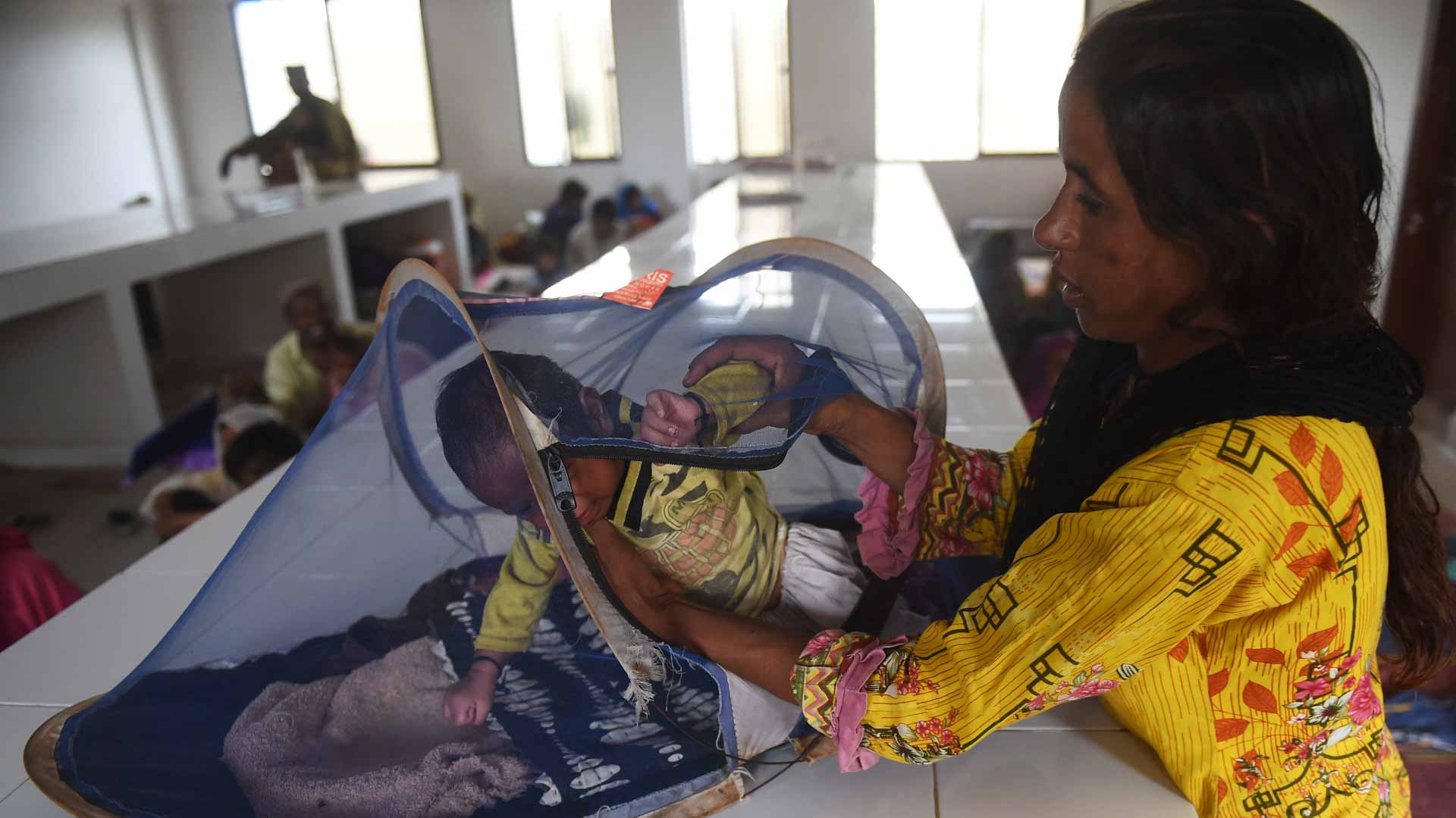 Image for the title: Women stranded in Pakistan floods take risky trips to give birth 