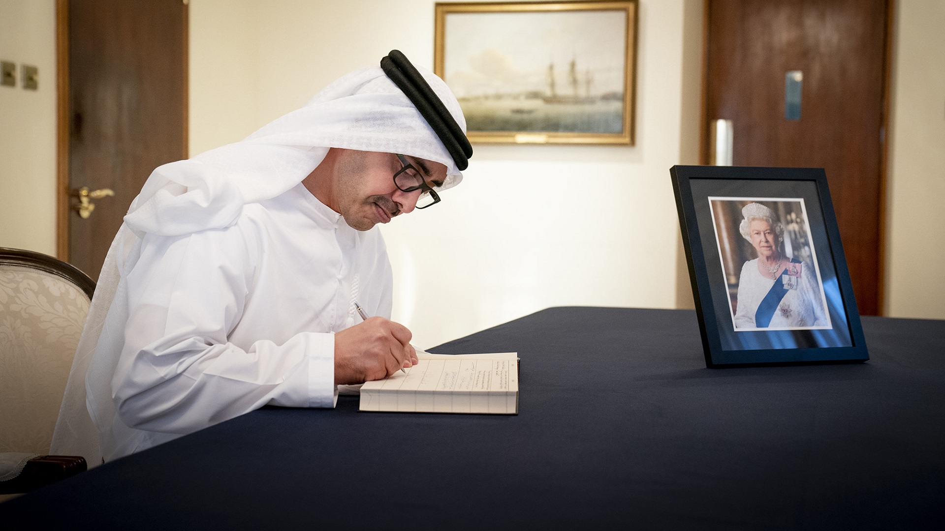 Image for the title: Abdullah bin Zayed offers condolences over death of Elizabeth II 