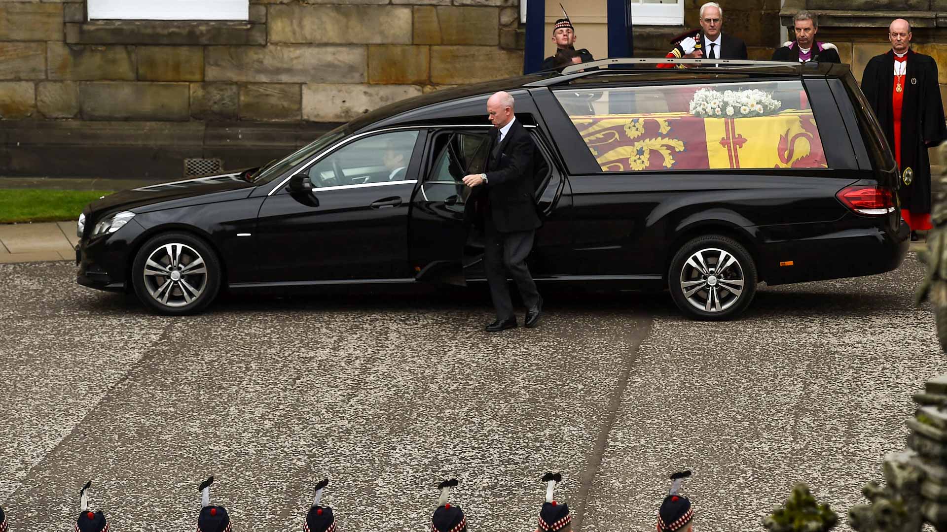 Image for the title: Britons get first chance to view Queen Elizabeth II's coffin 