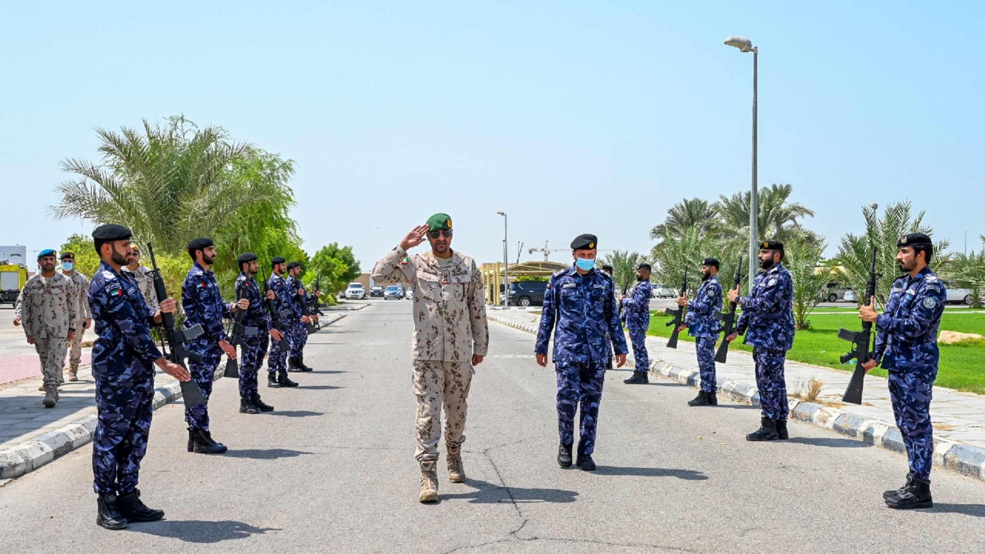 صورة بعنوان: شرطة الشارقة والعمليات المشتركة تبحثان تعزيز أطر التعاون العسكري 