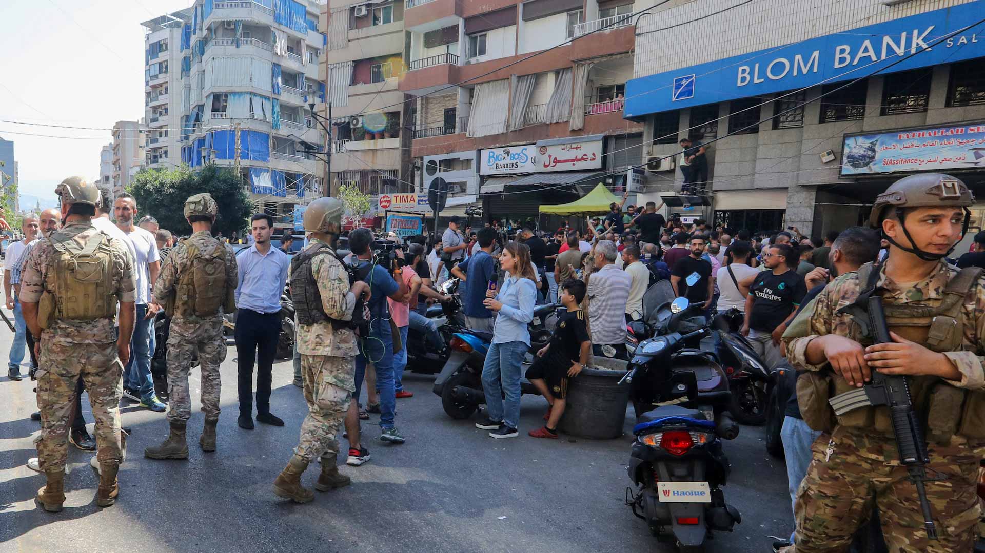 Image for the title: Number of Lebanon bank 'heists' reaches 5 in one day 