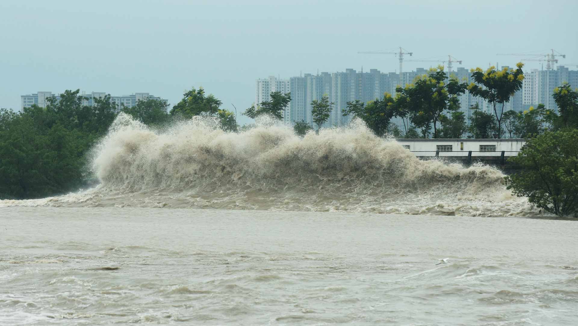 Image for the title: Typhoon Muifa lashes China, forcing 1.6 mn from their homes 