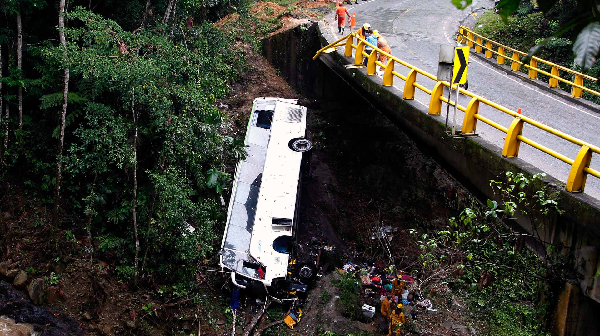 Image for the title: Bus crashes in Costa Rica, at least six dead 