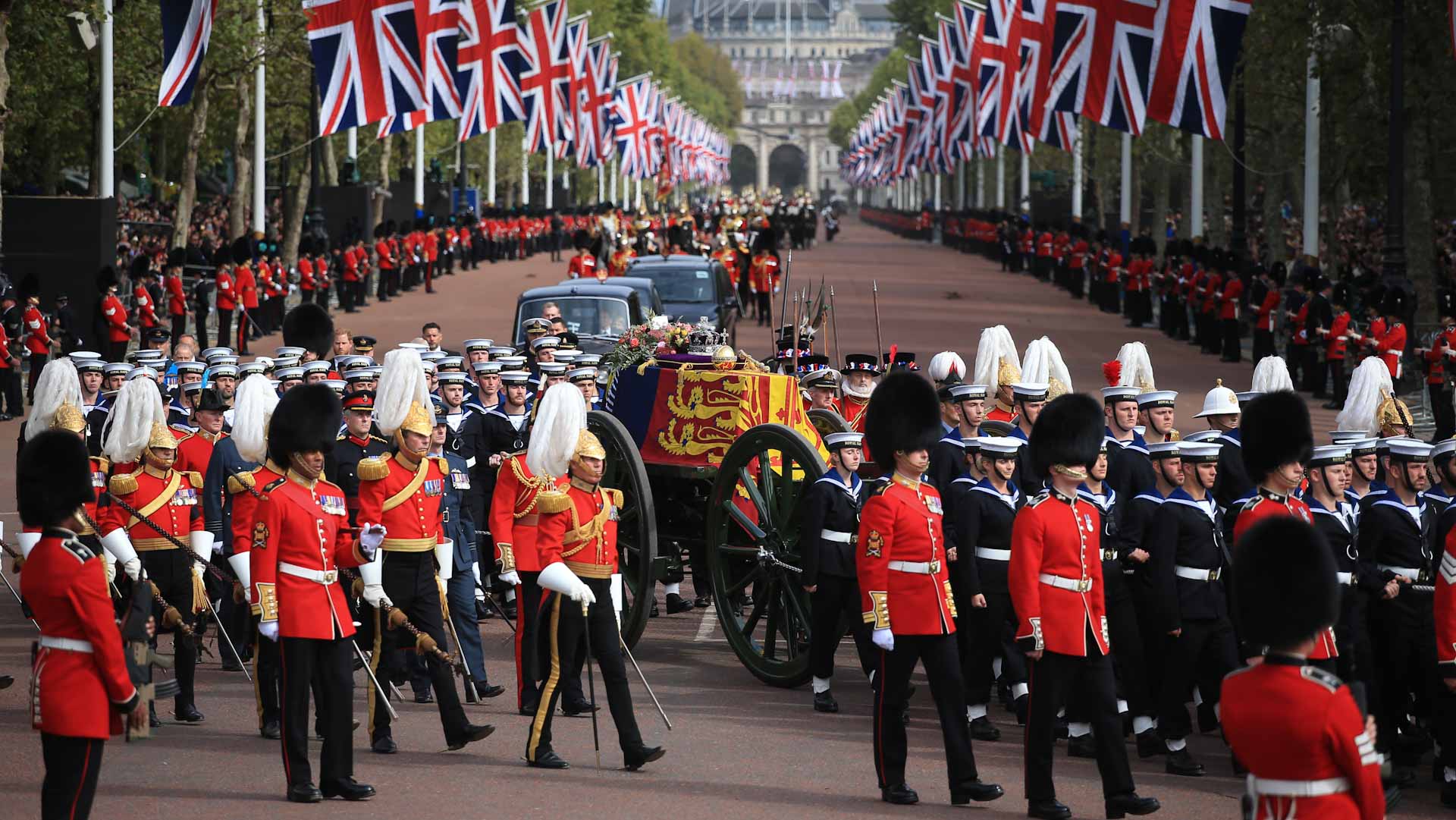 Image for the title: Procession takes queen's coffin to Wellington Arch 