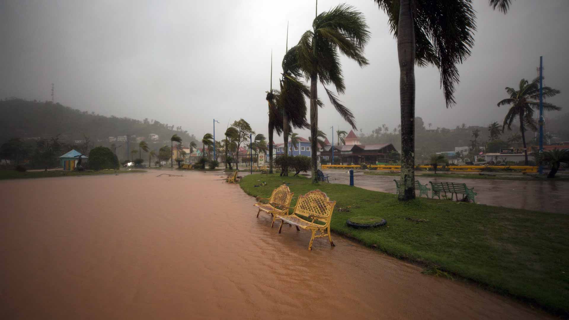 Image for the title: Fiona, now a Category Three hurricane, reaches Turks and Caicos 