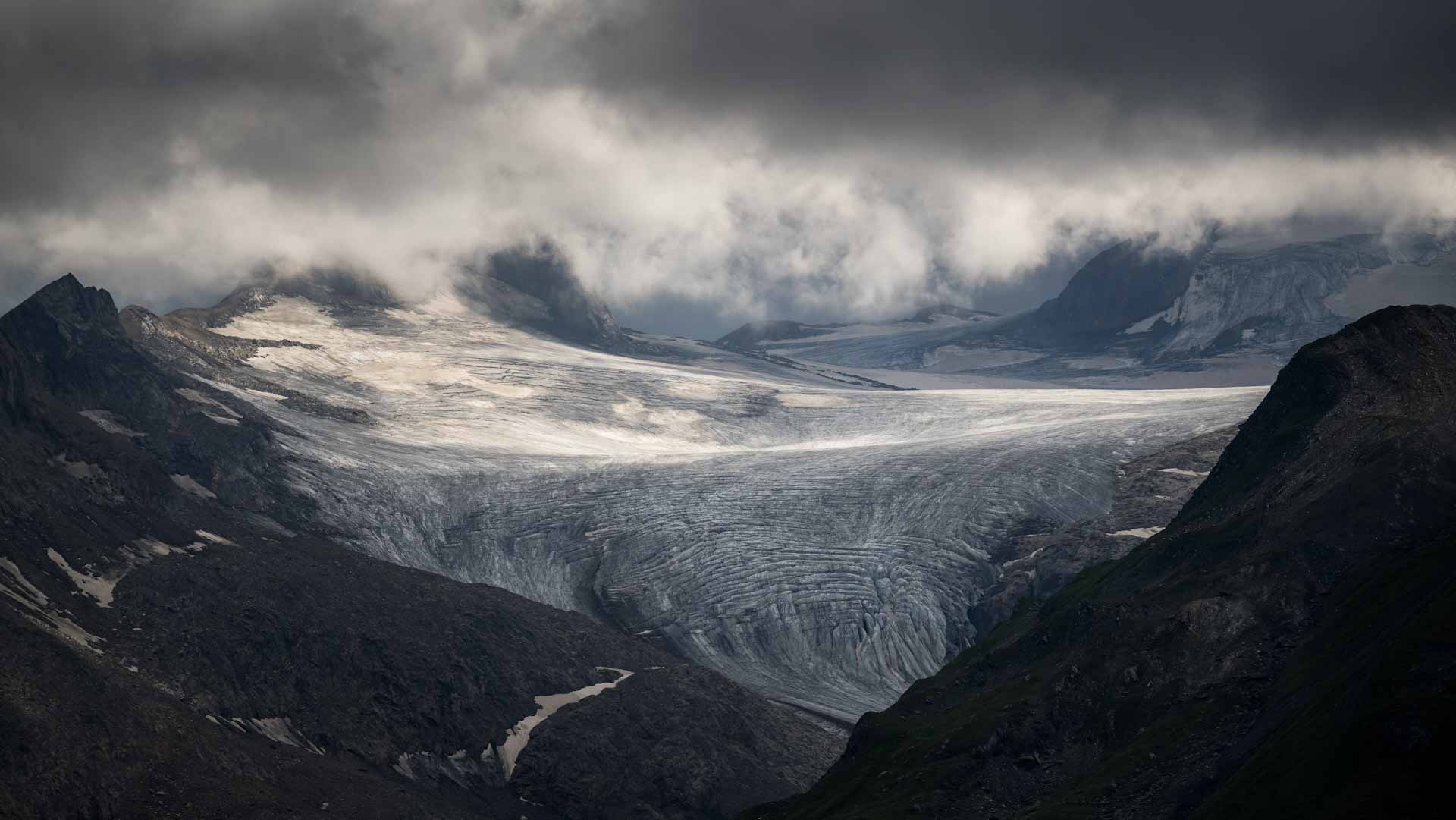 Image for the title: Swiss glaciers melting away at record rate 