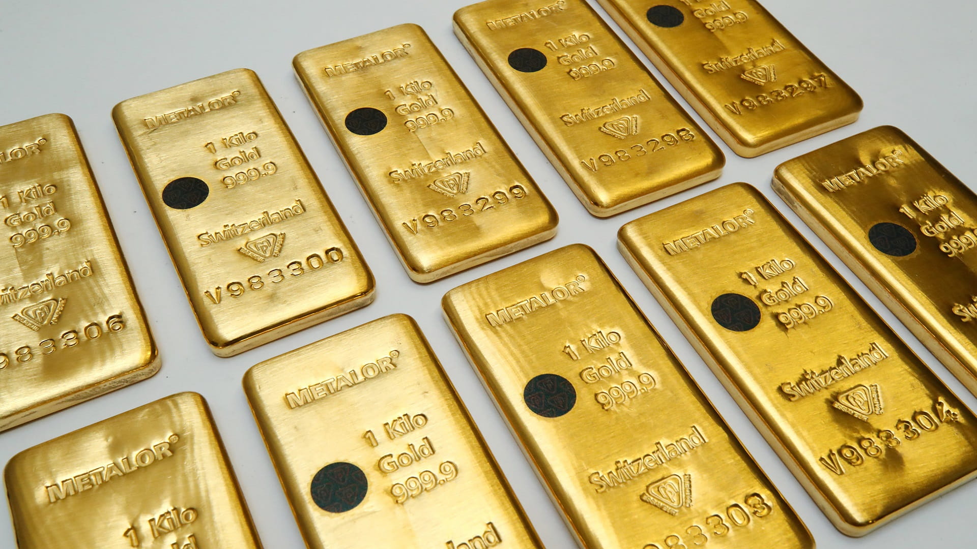 صورة بعنوان: الذهب يخسر 6 دولارات في المعاملات الفورية 