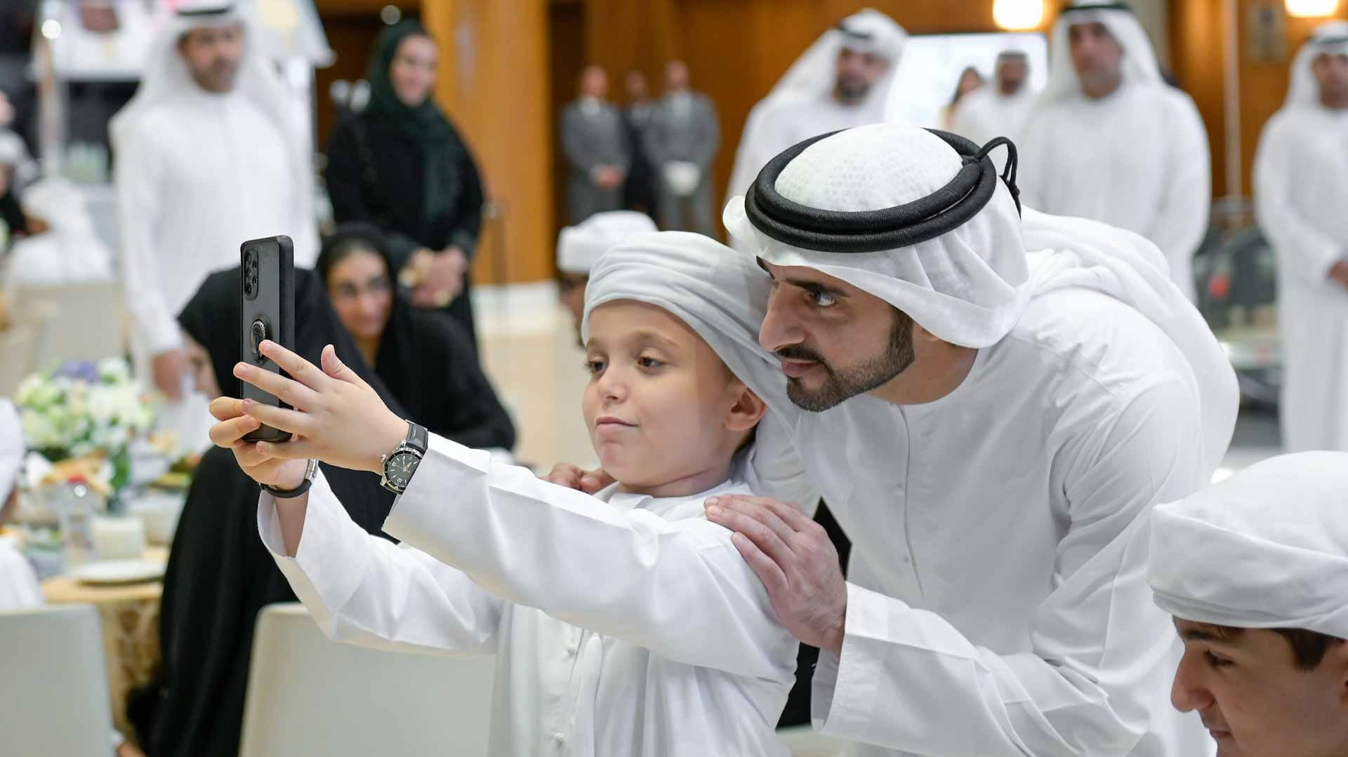 صورة بعنوان: حمدان بن محمد يشارك في مأدبة إفطار لمجموعة من أطفال التوحد وأسرهم 