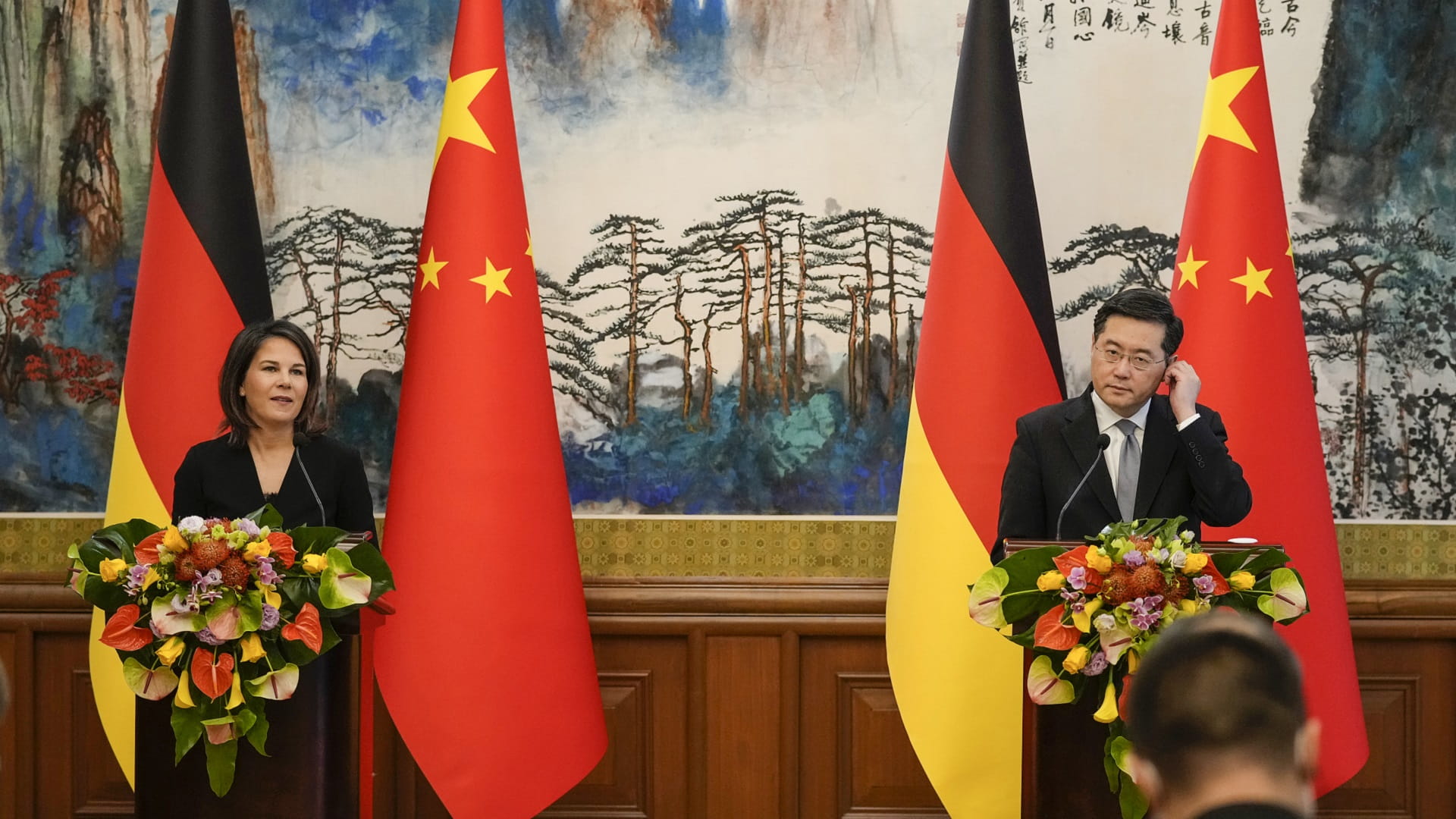 Image for the title: Germany FM urges China to tell Russia to stop war 