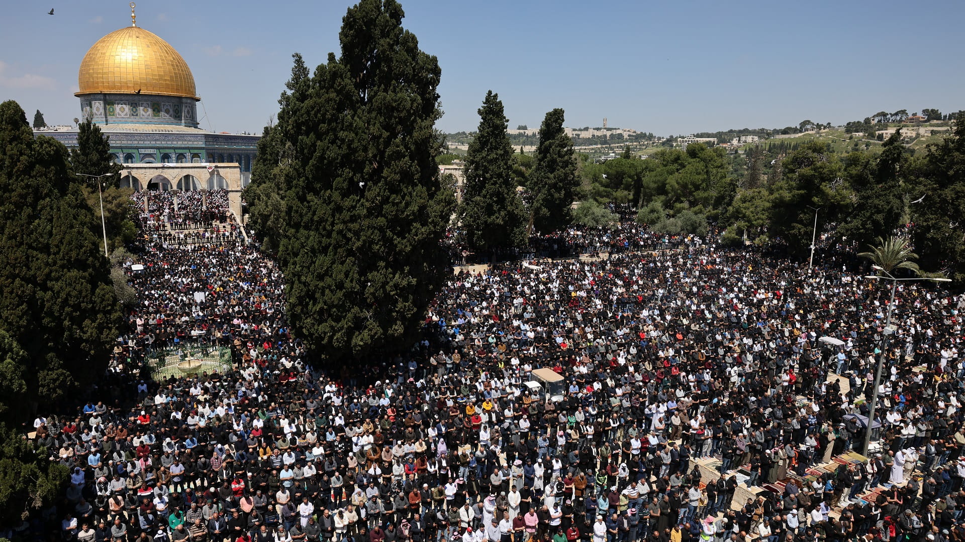 Image for the title: Thousands perform Ramadan’s last Friday prayers at Aqsa Mosque 