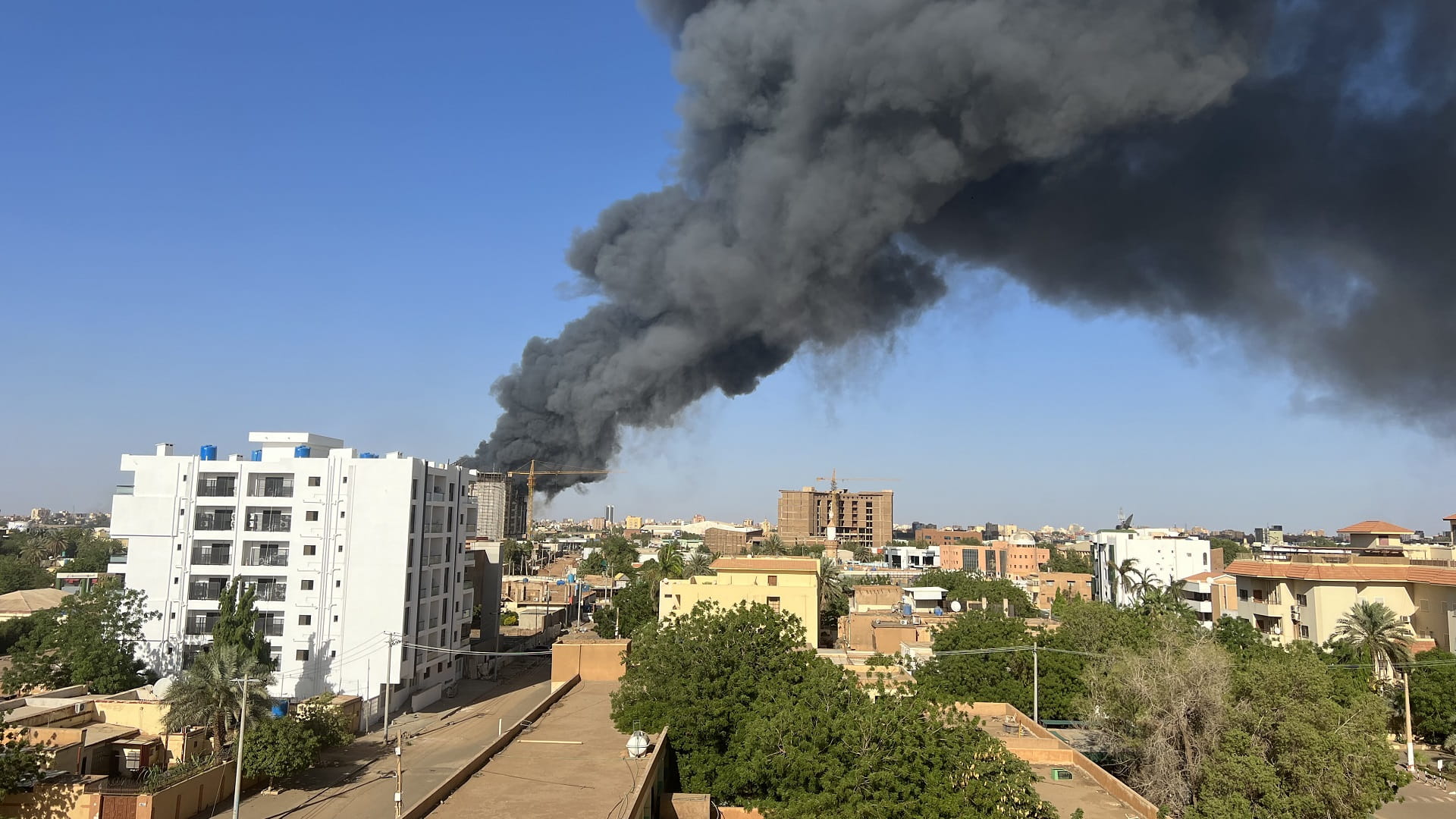 صورة بعنوان: الجيش السوداني يوافق على إجلاء الأجانب والقتال يشتد في الخرطوم 