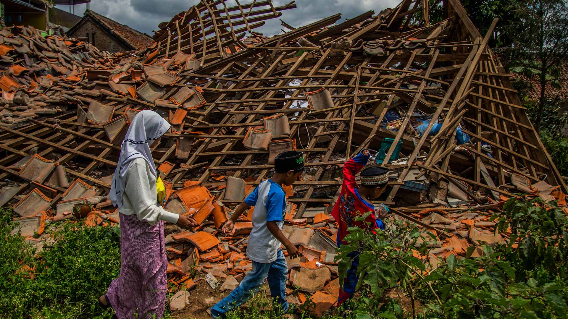 Image for the title: Indonesia hit by magnitude 7.3 earthquake 