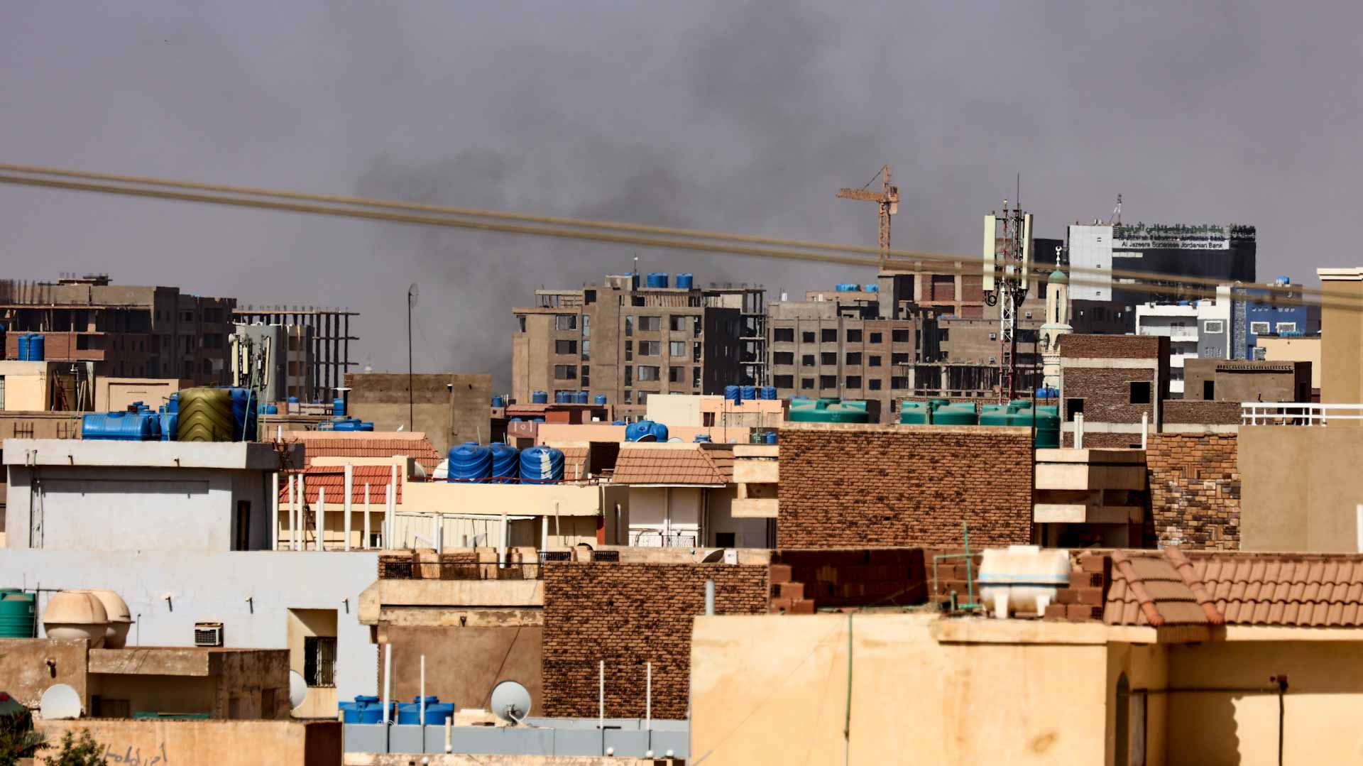 صورة بعنوان: في السودان..السكان منعزلون عن العالم بسبب انقطاع شبه كامل للإنترنت 
