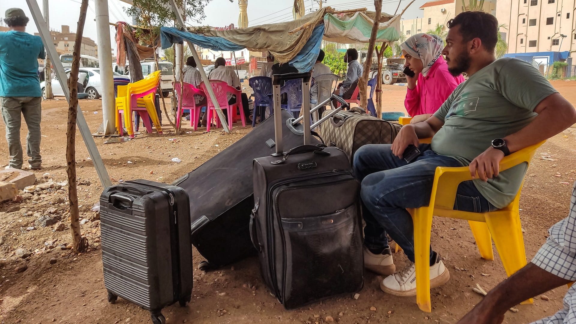 صورة بعنوان: وتيرة إجلاء الأجانب من السودان تتسارع وفرار الآلاف إلى دول الجوار 