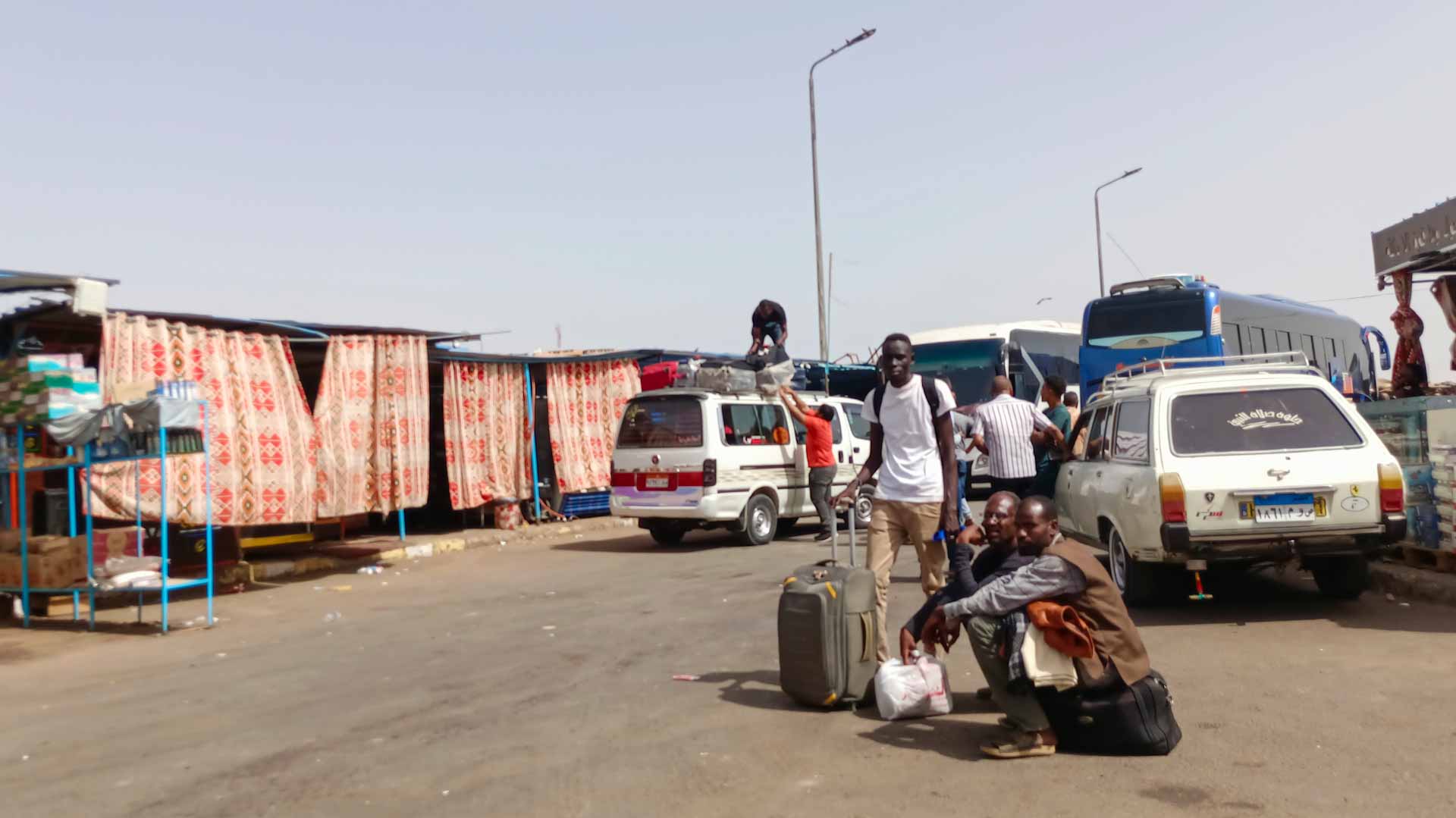 Image for the title: Ceasefire shaky as Sudanese, foreigners flee 