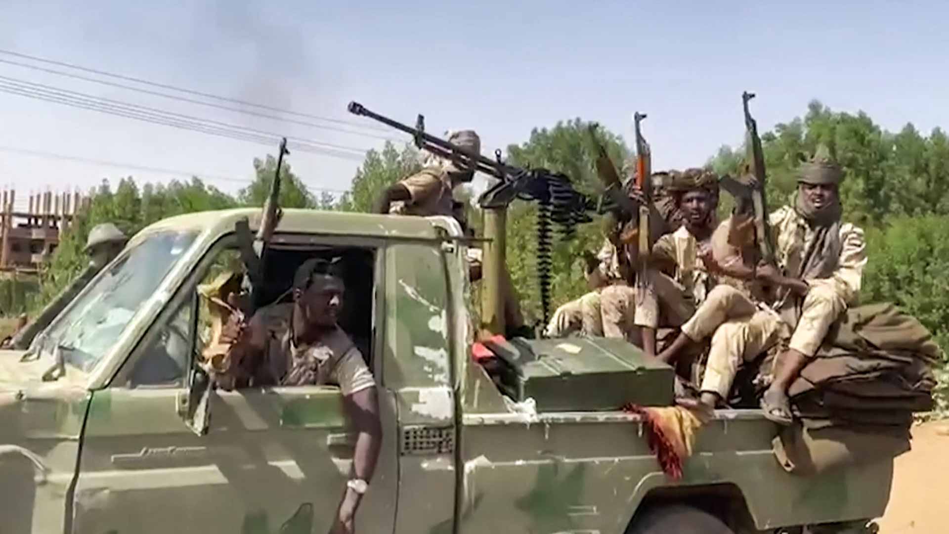 Image for the title: Sudan fighting flares but military approves ceasefire extension 