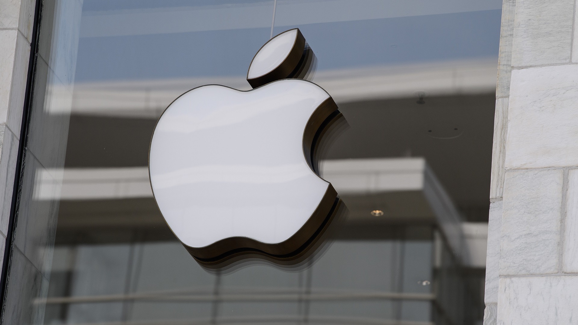 Image for the title: Apple sees sales slump continuing, shares drop 2% 