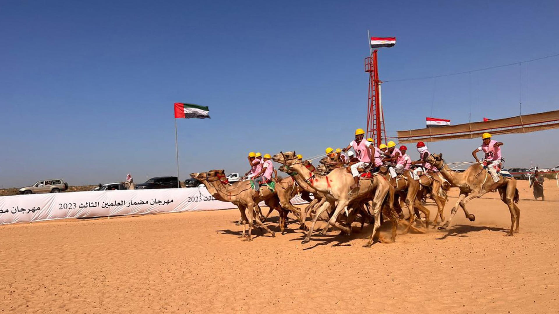 صورة بعنوان: مهرجان العلمين الـ3 لسباق الهجن ينطلق بمشاركة كبيرة من الملاك 