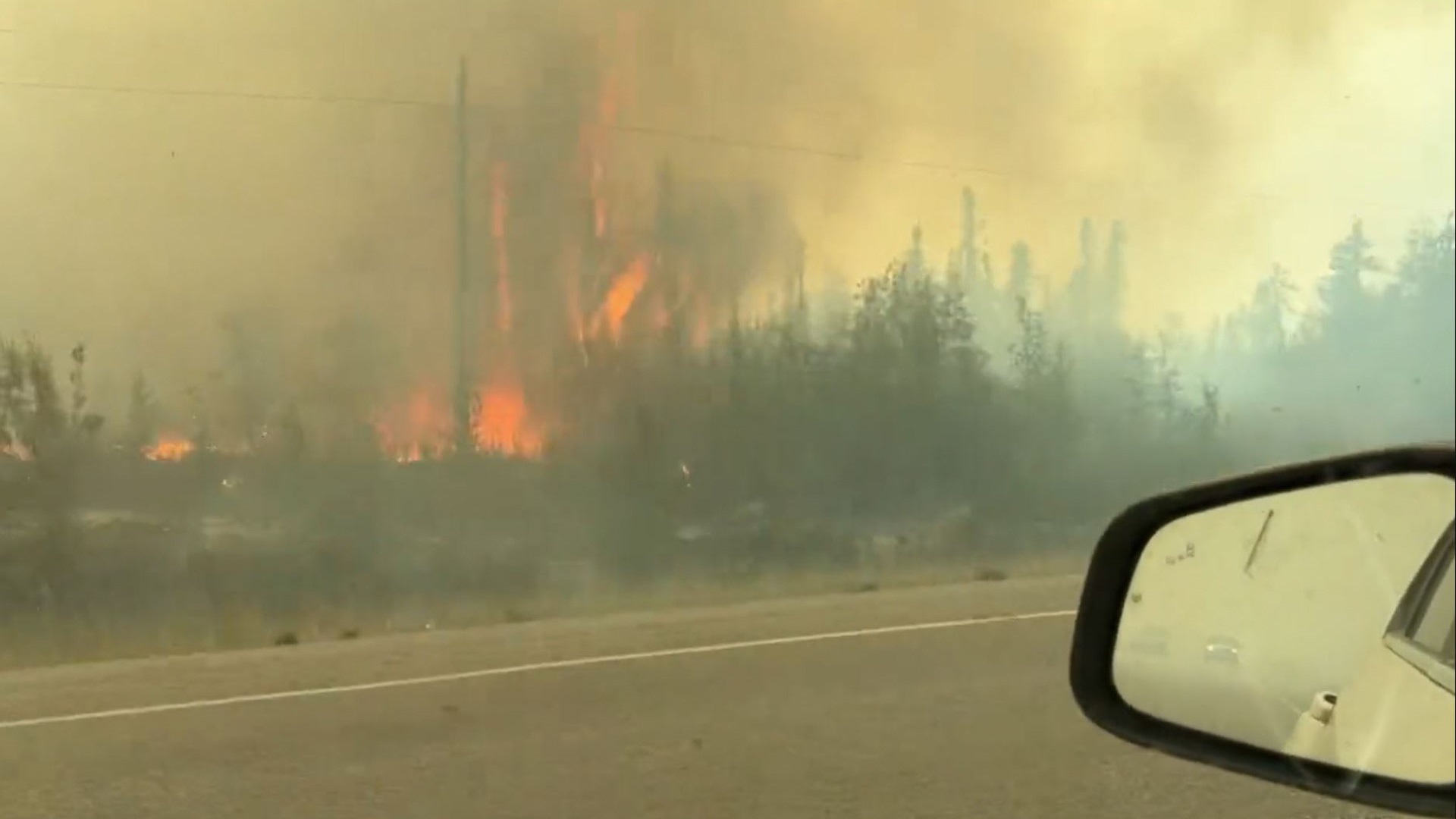 Image for the title: Canada: Tough days ahead as winds push fire closer to Yellowknife 