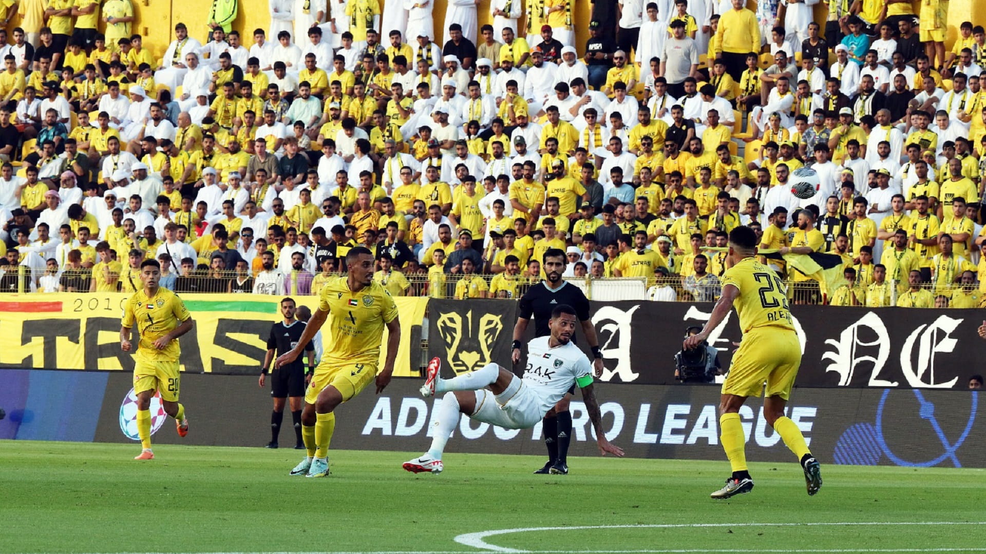 صورة بعنوان: هدف علي صالح يقود الوصل للفوز على الإمارات بدوري أدنوك للمحترفين 