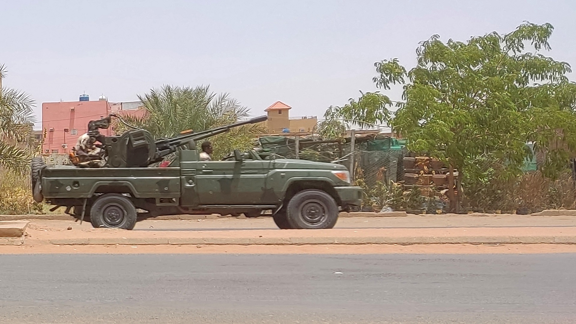 Image for the title: Sudan paramilitaries press assault on key army base 