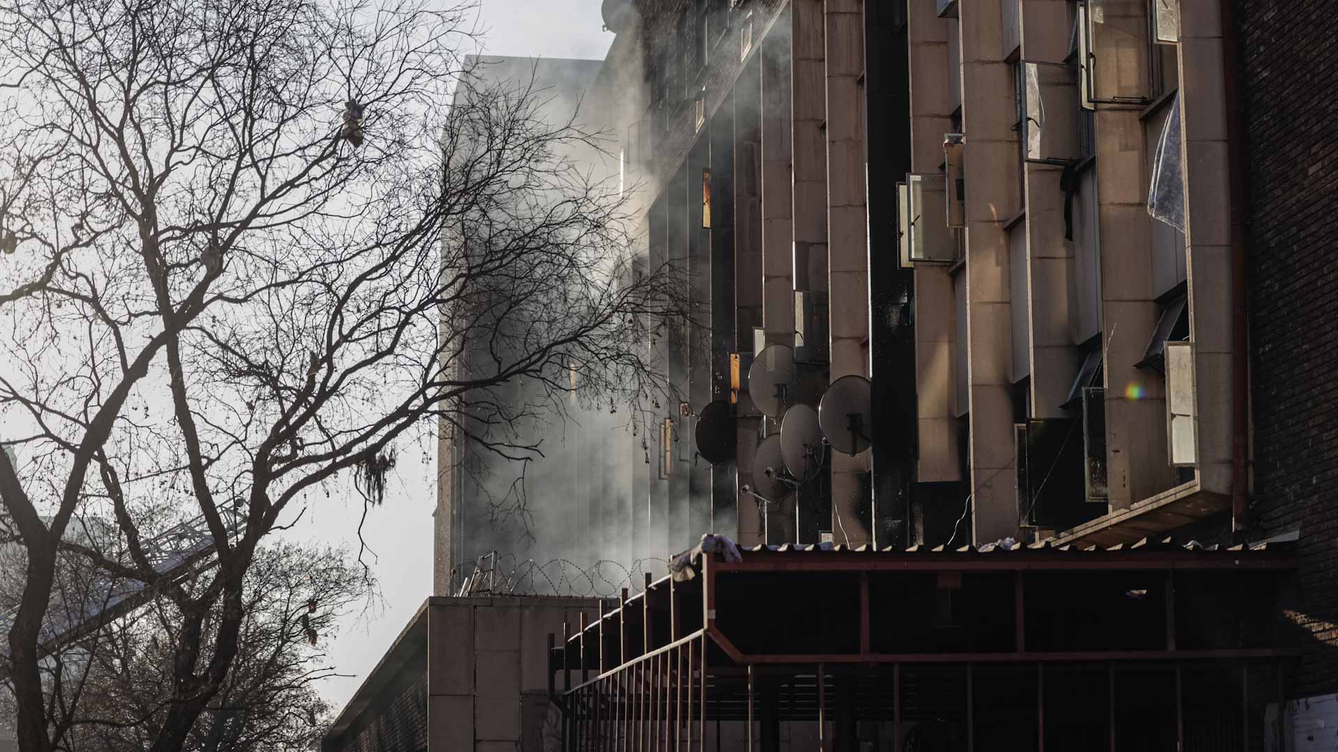 صورة بعنوان: في جوهانسبرغ...حريق مبنى من 5 طوابق يخلف 20 قتيلاً و43 مصاباً   