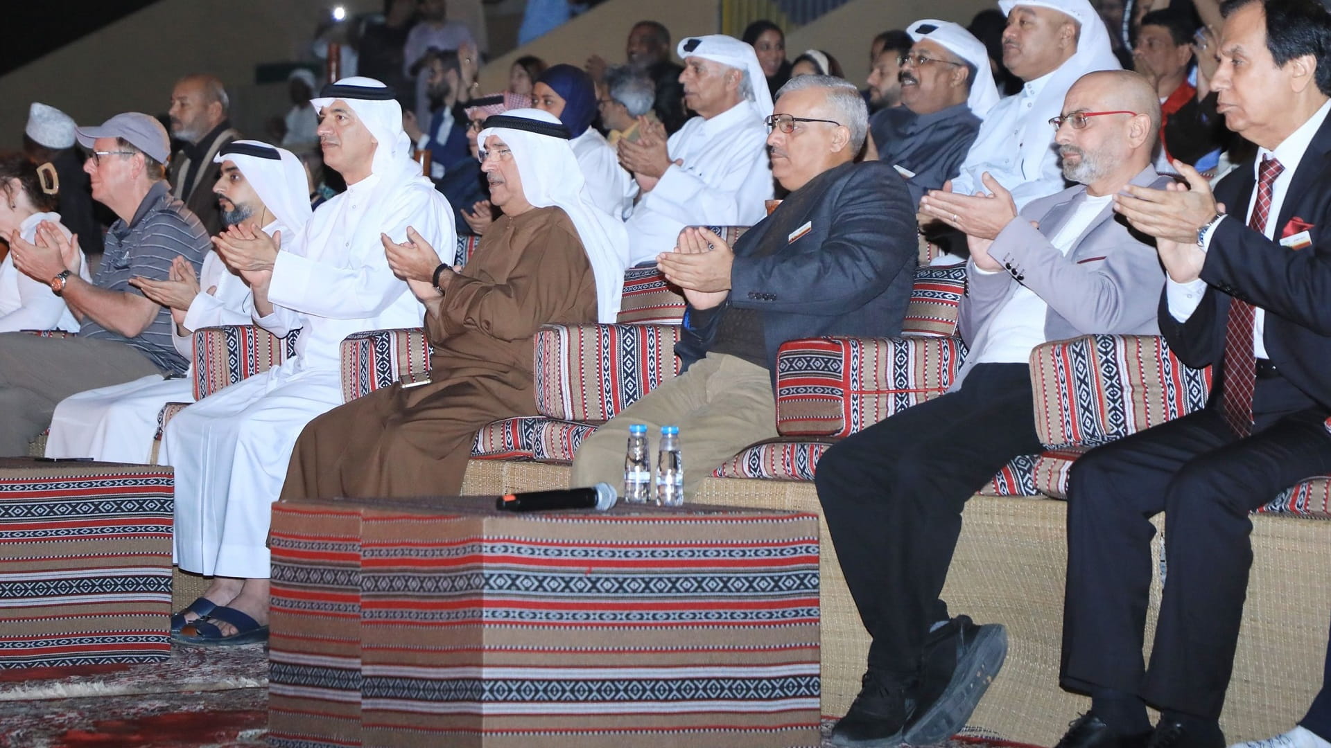 صورة بعنوان: بجلسات فكرية... مهرجان الشارقة للمسرح الصحراوي يواصل يومه الثاني 