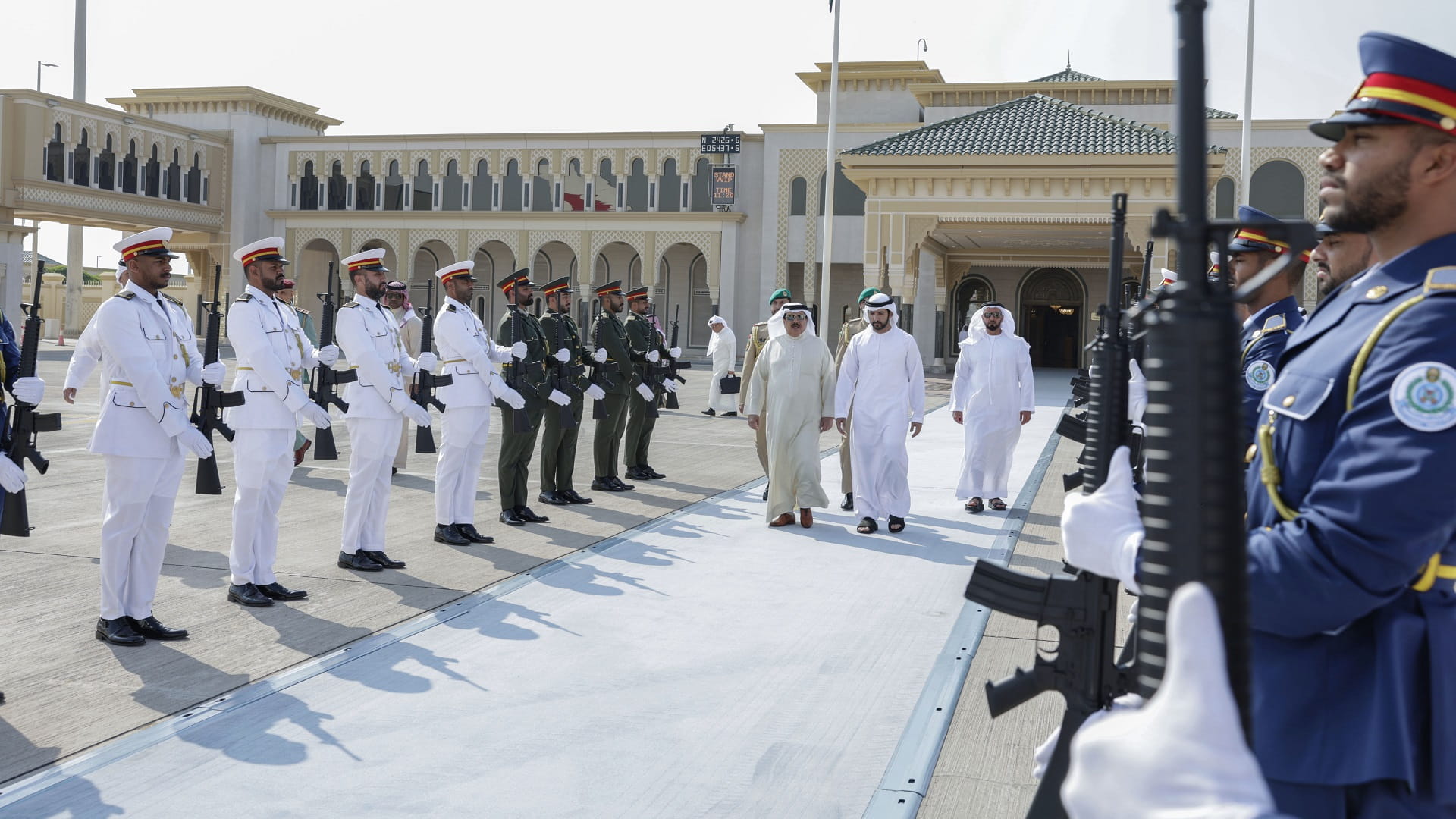 صورة بعنوان: ملك البحرين يغادر البلاد وحمدان بن محمد وسيف بن زايد بمقدمة مودعيه 