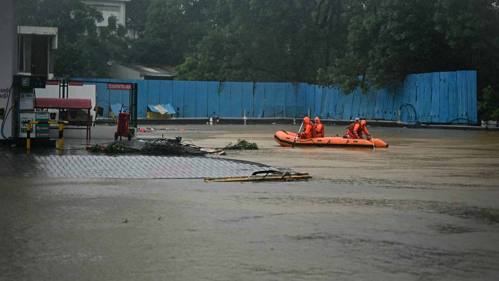 Image for the title: Eight dead as cyclone batters India's southeast coast 