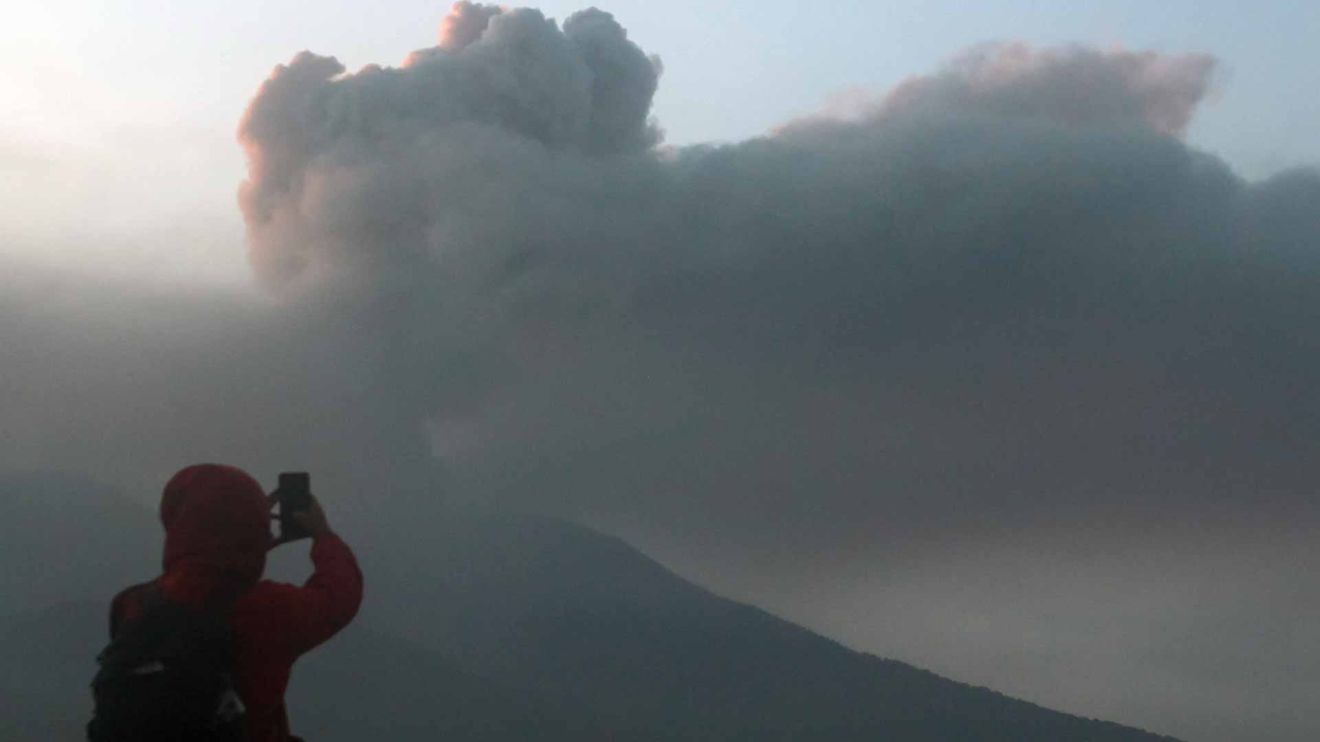 Image for the title: Indonesian rescuers race to find 10 missing after eruption 
