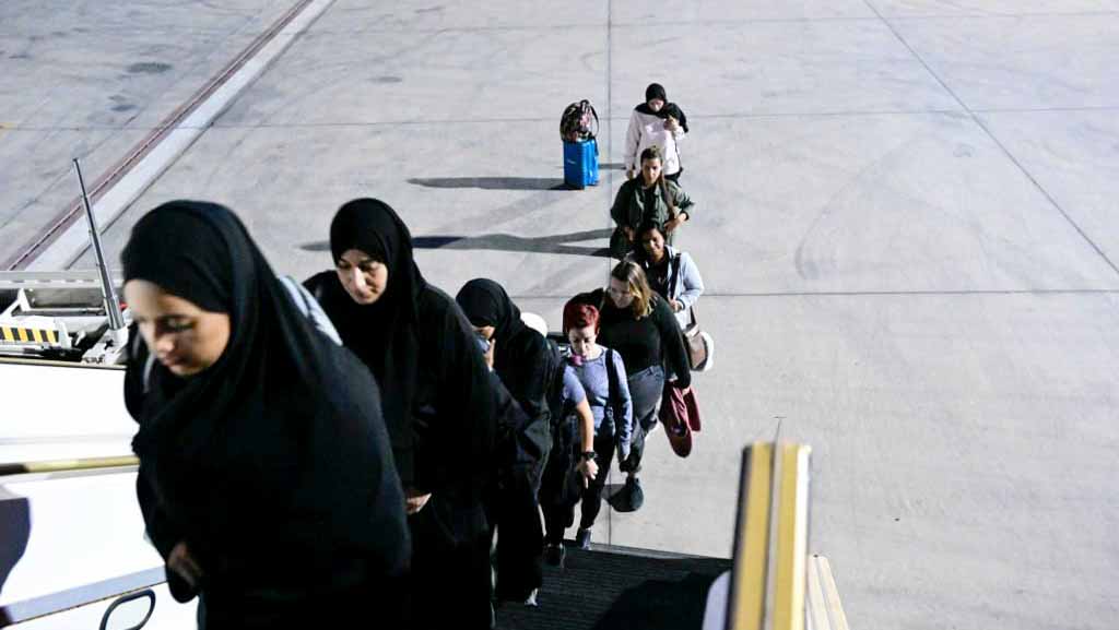 Image for the title: 10 Emirati female volunteers depart for Gaza to join UAE hospital 