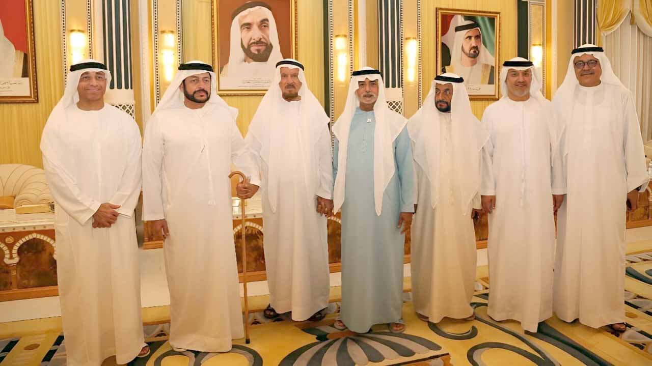 صورة بعنوان: أحمد خليفة السويدي ونهيان بن مبارك يعزيان في وفاة سعيد العتيبة 