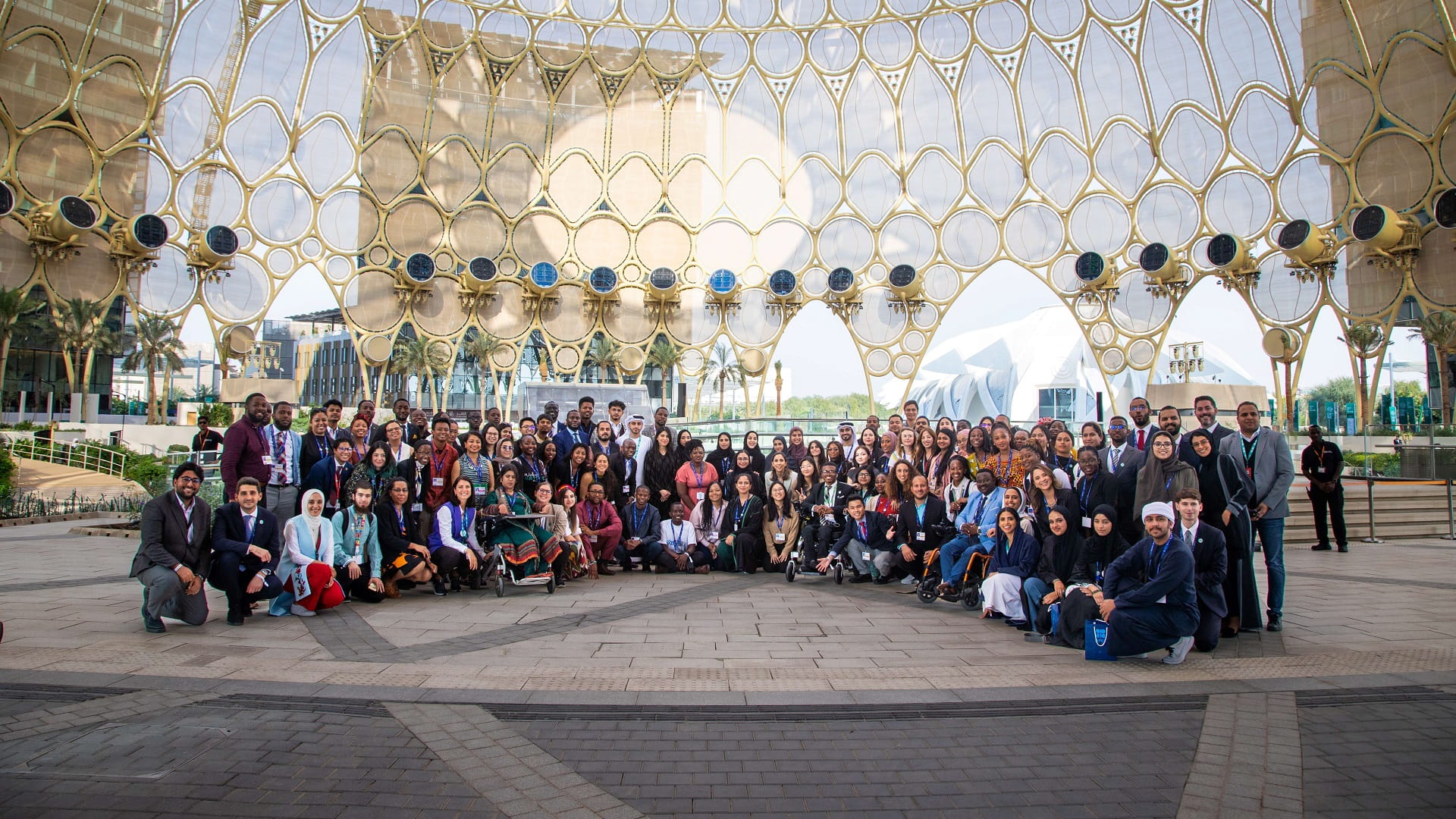 صورة بعنوان: COP28 يدرج مهمة رائد المناخ للشباب رسمياً في مؤتمرات الأطراف 