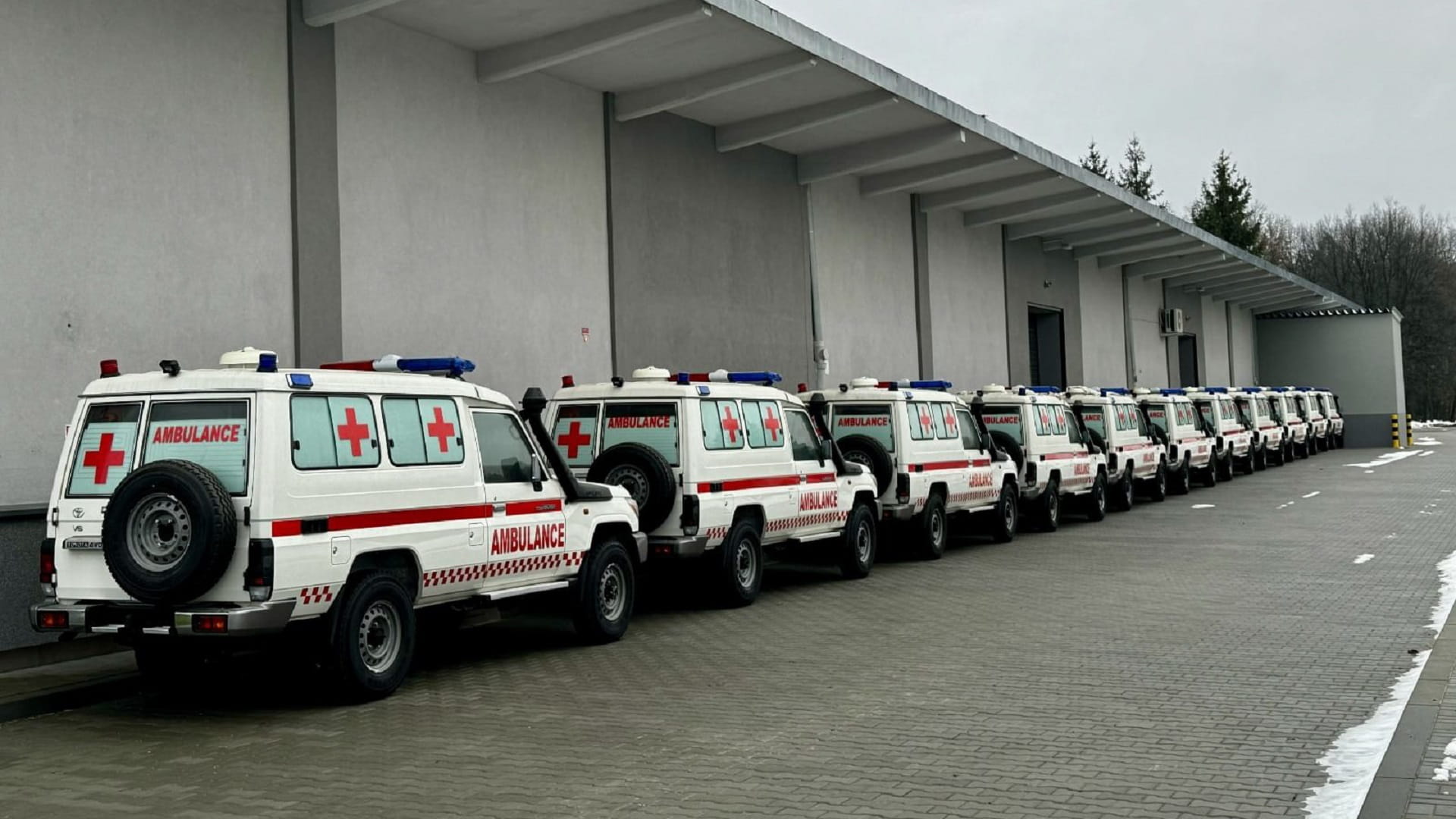 Image for the title: UAE supports Ukrainian health sector with 2nd batch of ambulances 