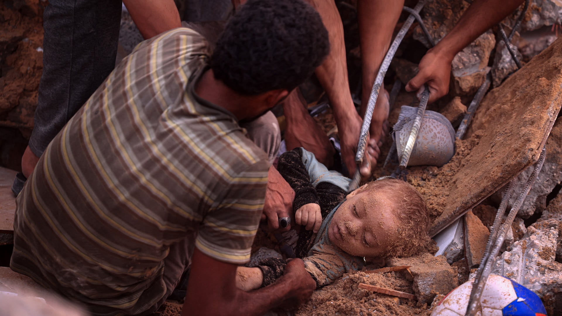 Image for the title: Israel strikes Gaza after UN calls for more aid 