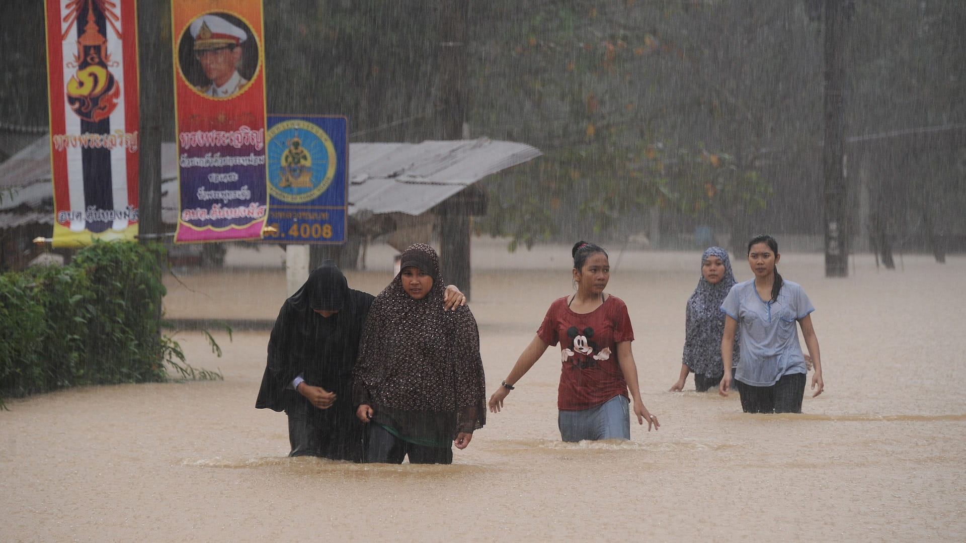 Image for the title: Tens of thousands affected as floods hit Thai south 