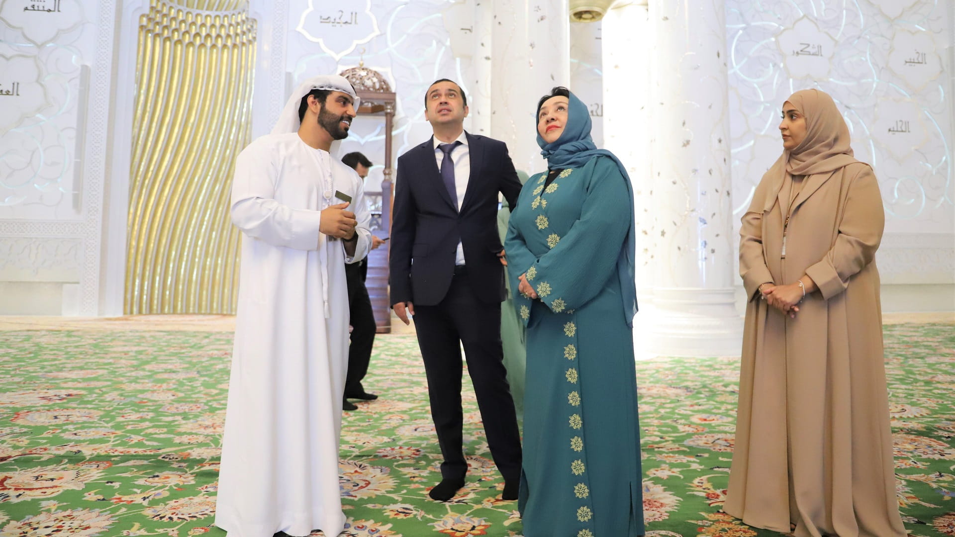 صورة بعنوان: رئيسة مجلس الشيوخ في أوزبكستان تزور جامع الشيخ زايد الكبير بأبوظبي 
