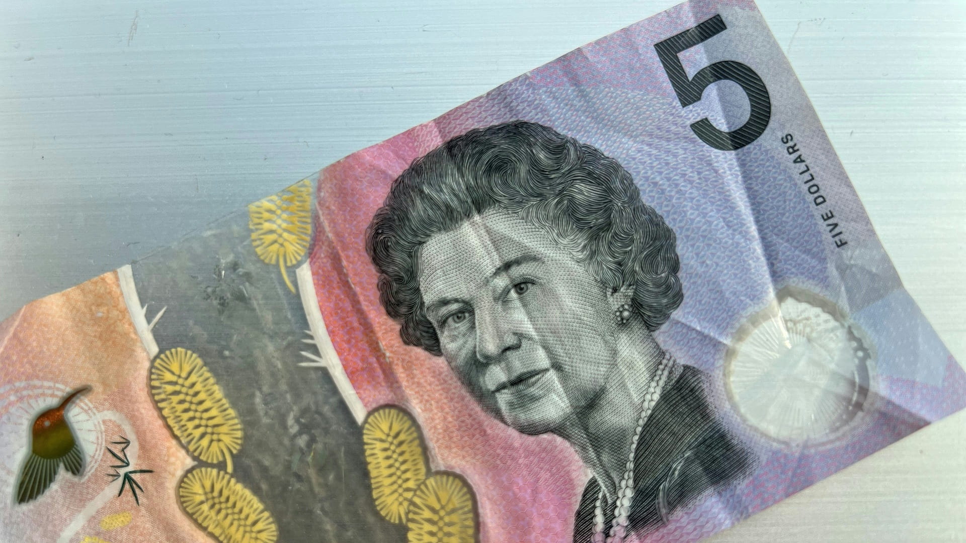 Image for the title: Australia to remove British monarch from banknotes 