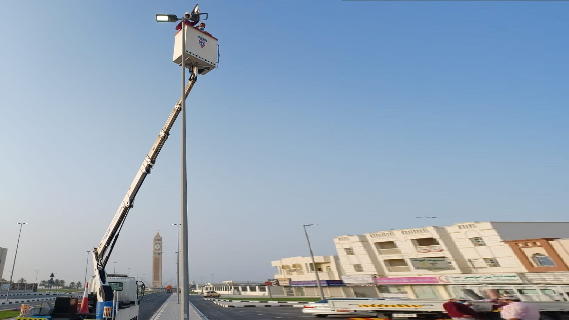 صورة بعنوان: كهرباء الشارقة تنفذ مشروعات الإنارة لخدمة مناطق كلباء كافة 