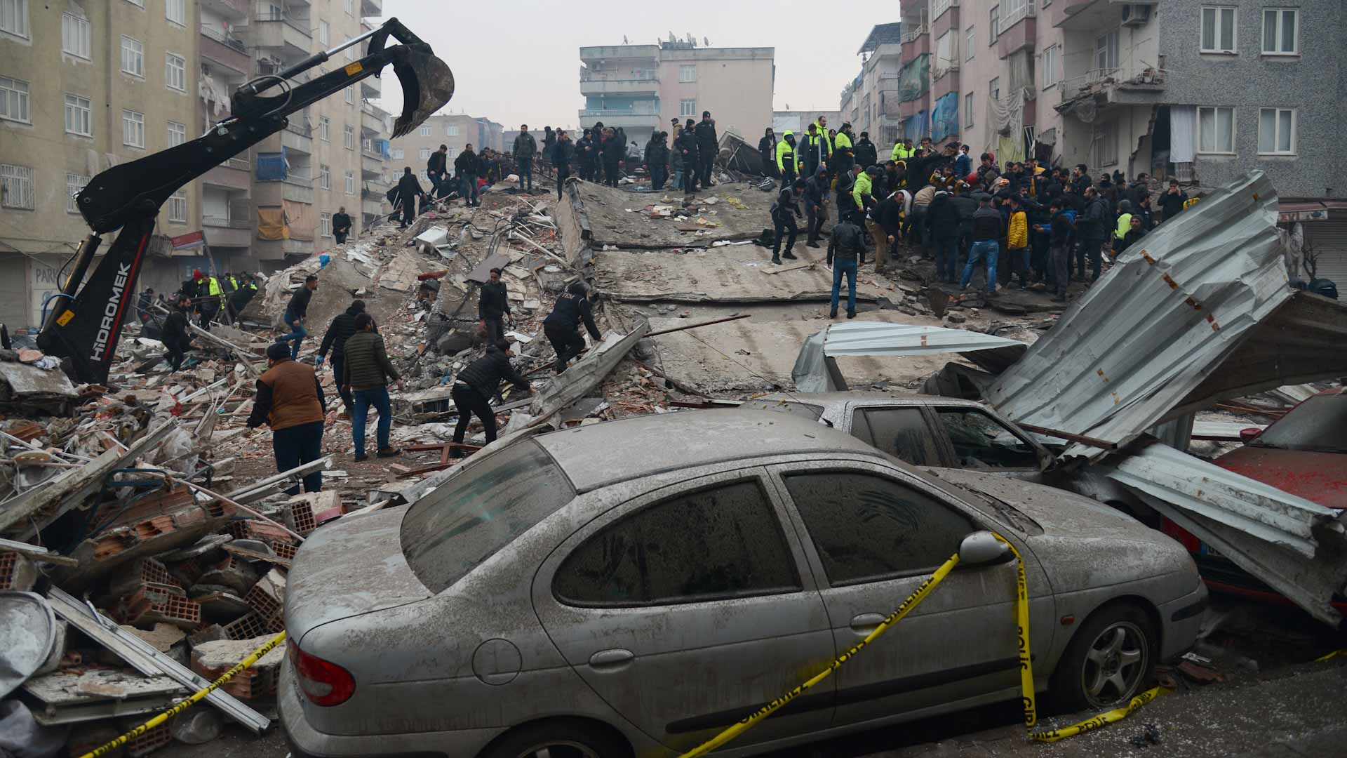 Image for the title: EU sends rescue teams to Turkey after deadly quake 