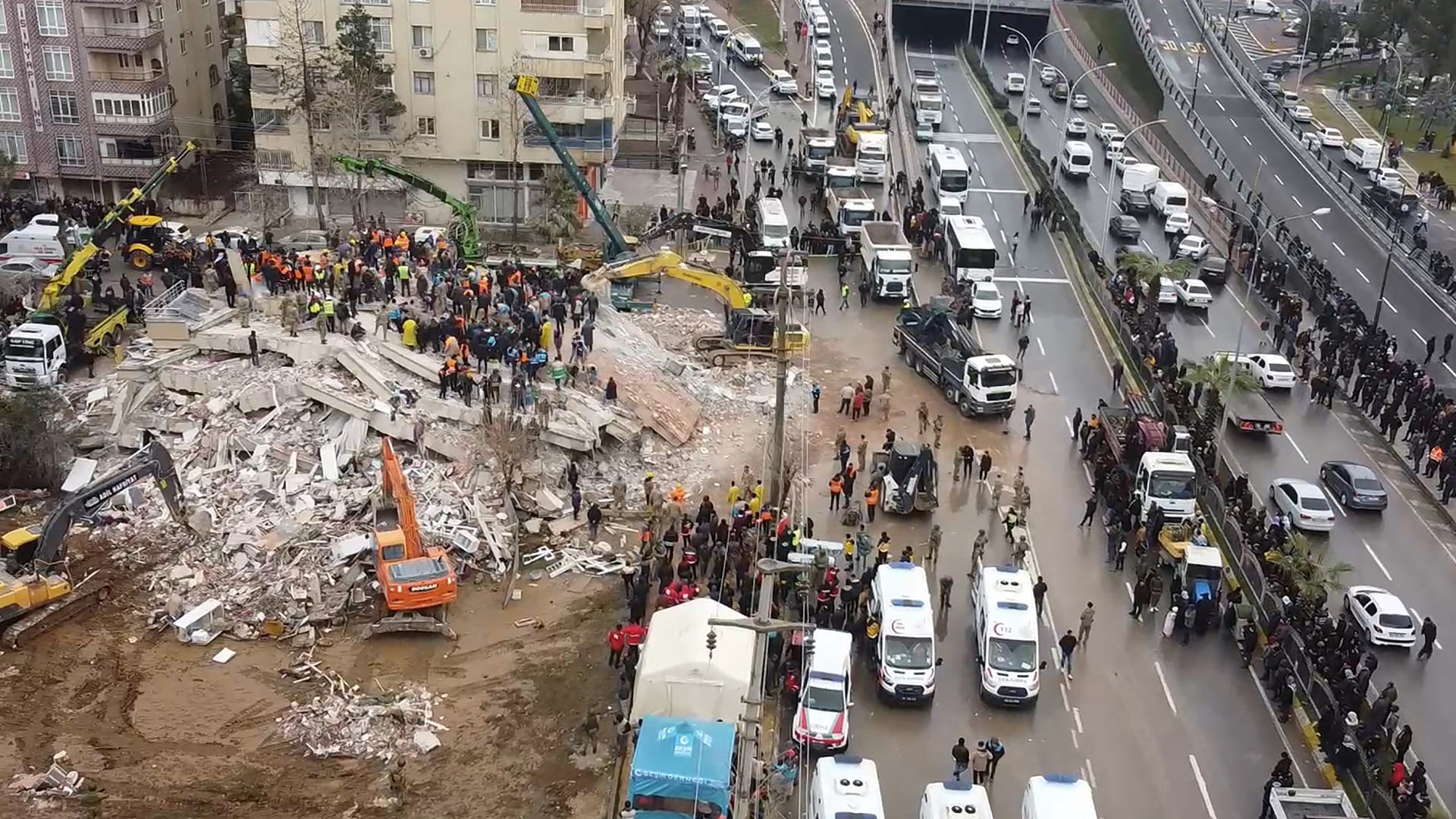 صورة بعنوان: تركيا: ارتفاع حصيلة ضحايا الزلزالين لـ1121 قتيلاً و7634 جريحاً 