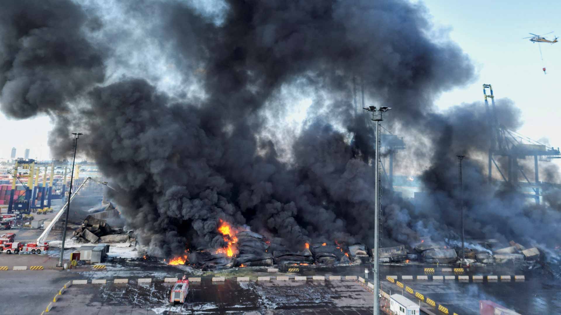 صورة بعنوان: سلطة الملاحة: السيطرة على حريق في ميناء إسكندرون التركي 