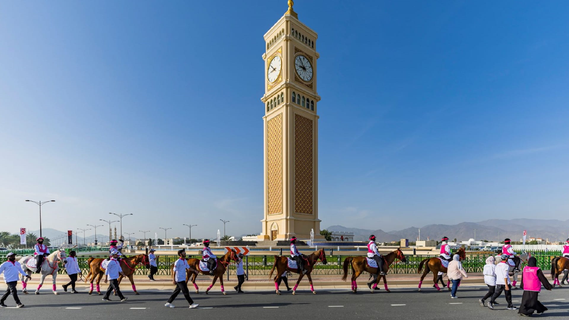 صورة بعنوان: 60 ألف ساعة عمل تطوعي تبذلها فرق "القافلة الوردية" عبر الإمارات 