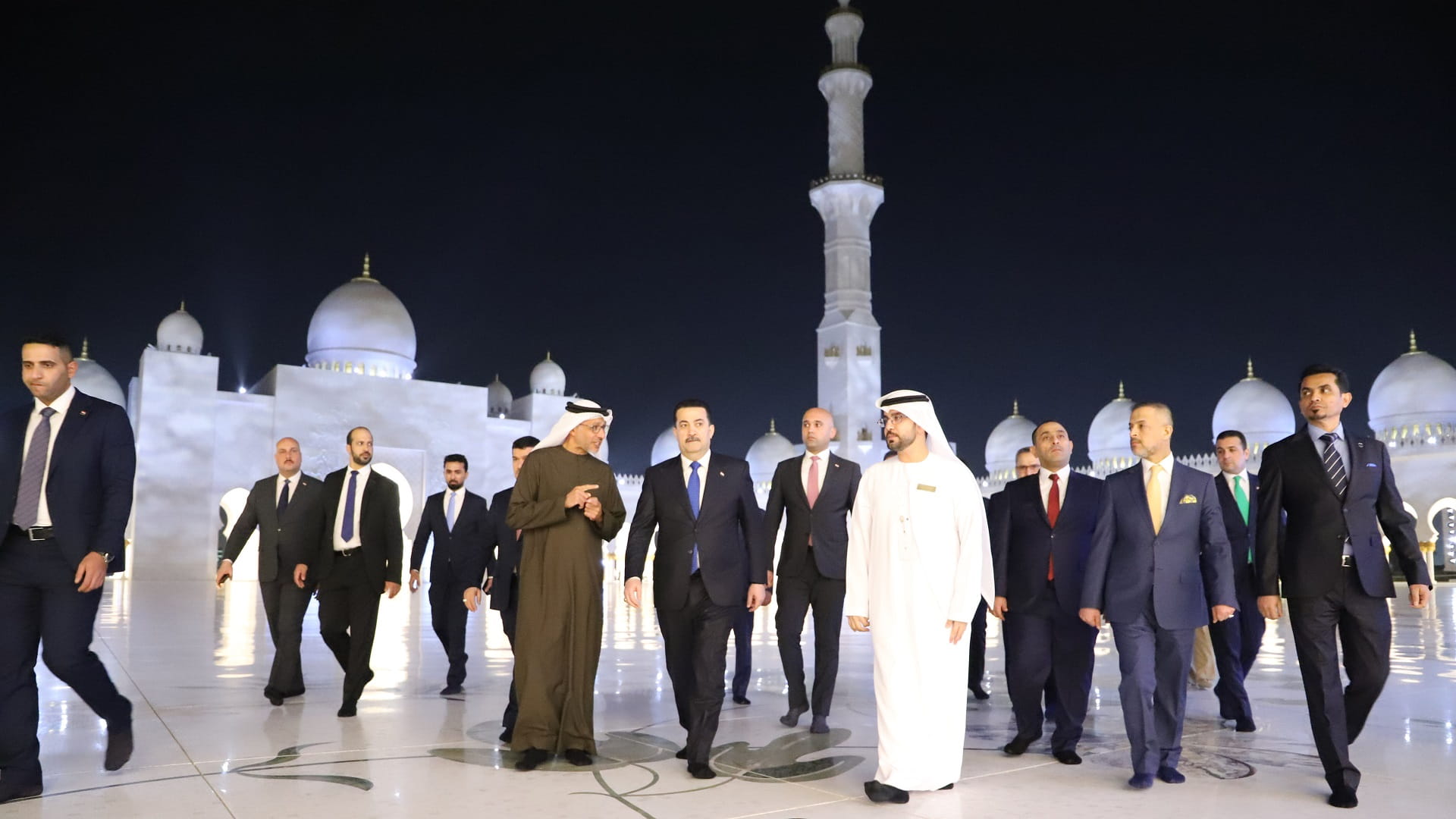 Image for the title: Prime Minister of Iraq visits Sheikh Zayed Grand Mosque 