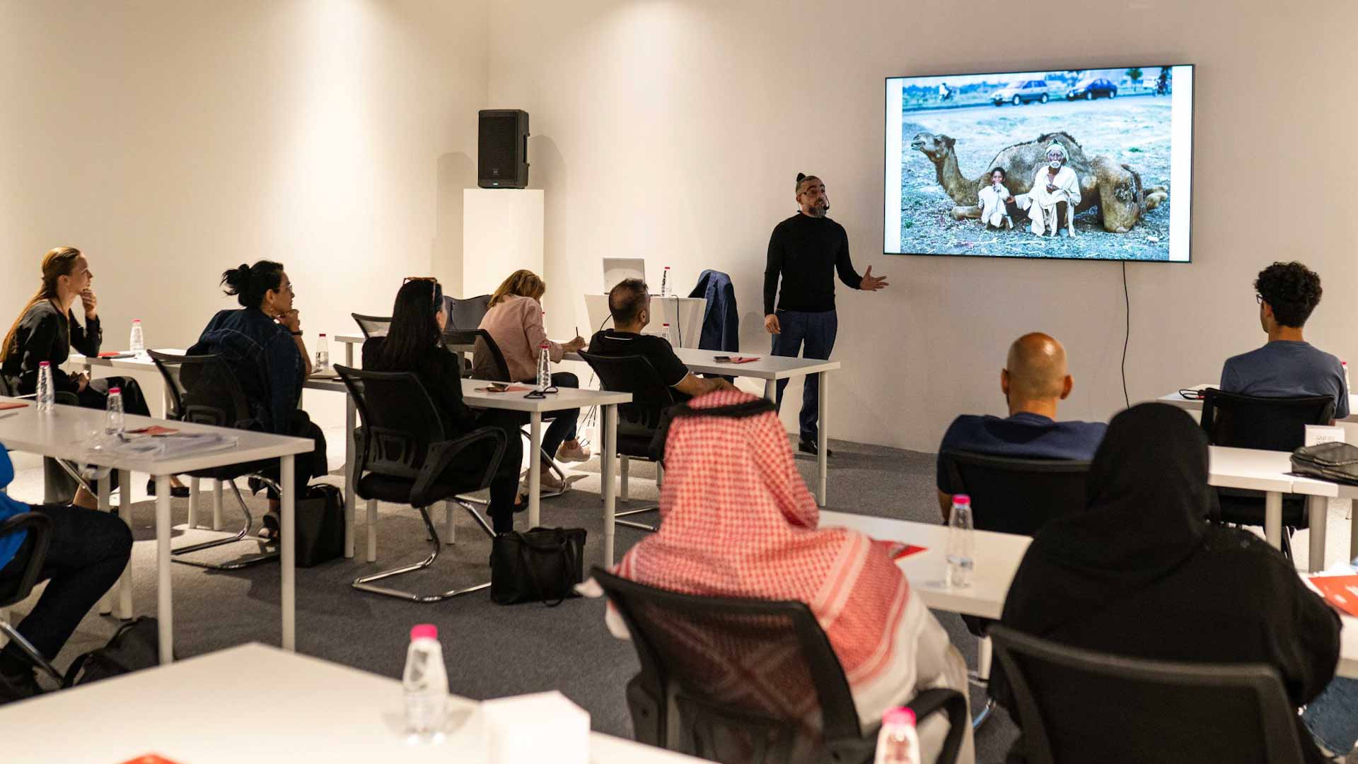 صورة بعنوان: 100 طالب يشاركون بورش اكسبوجر لتنمية مهاراتهم الإبداعية في التصوير 