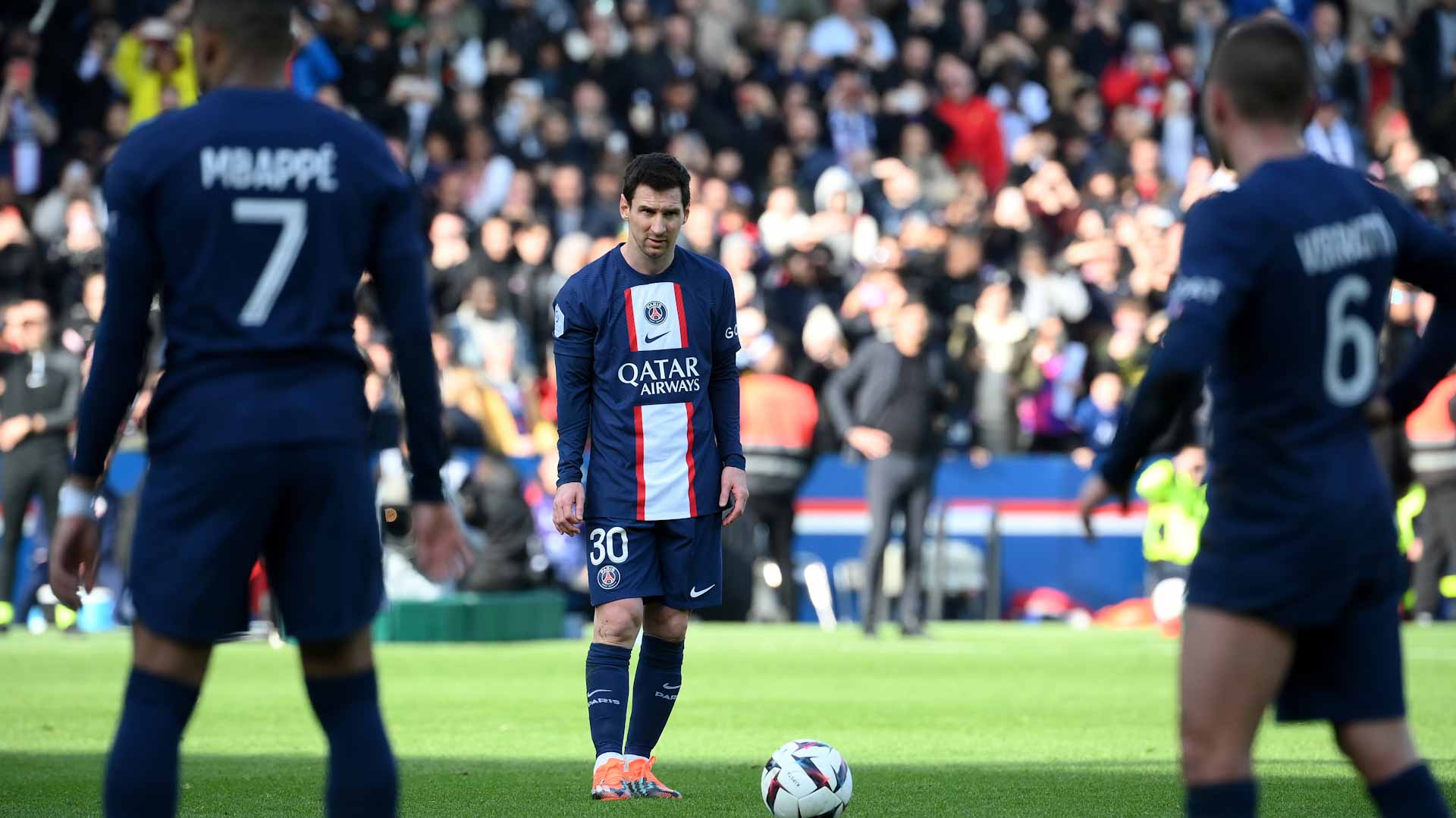 Image for the title: Messi steals stunning victory for PSG 