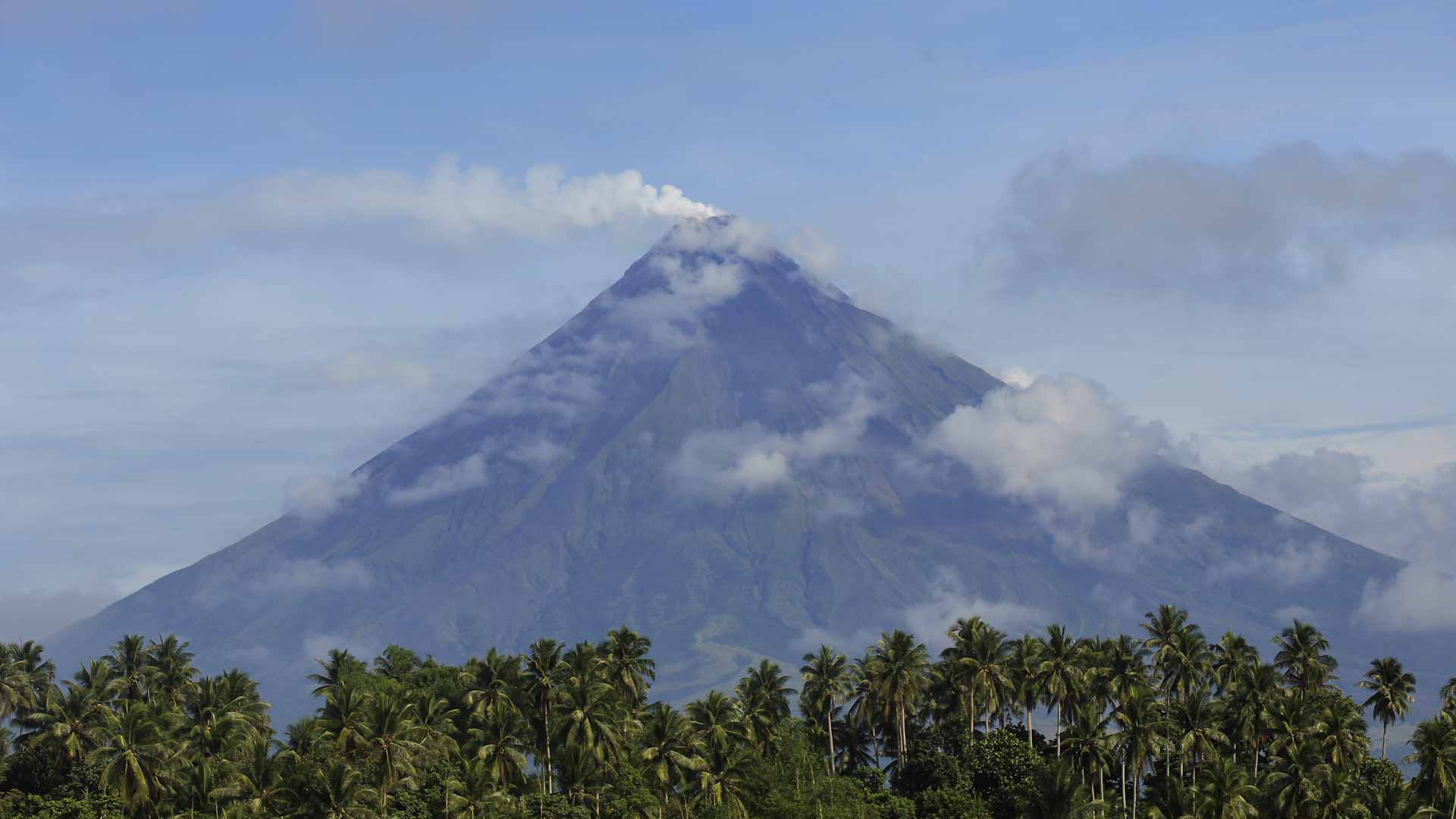 Image for the title: Philippine rescuers confirm four dead in plane crash 