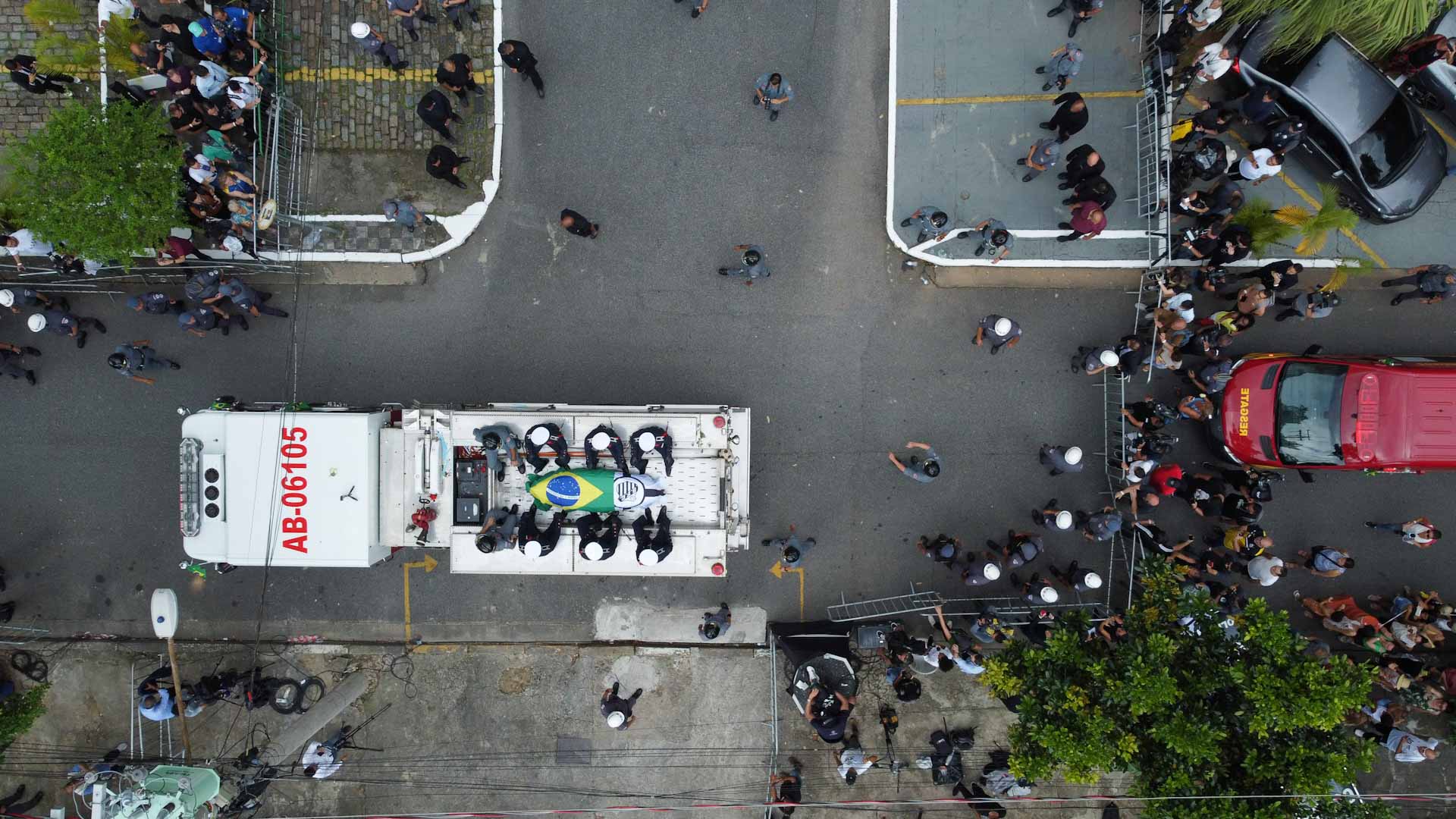 صورة بعنوان: جثمان البرازيلي بيليه إلى مثواه الأخير بعد وادع مهيب 