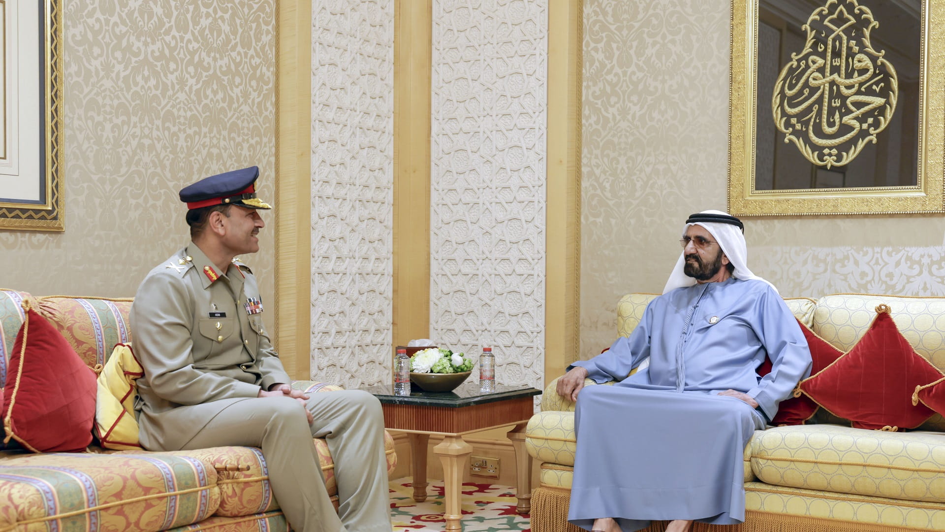 Image for the title: Mohammed bin Rashid meets with Pakistan's Chief of Army Staff 