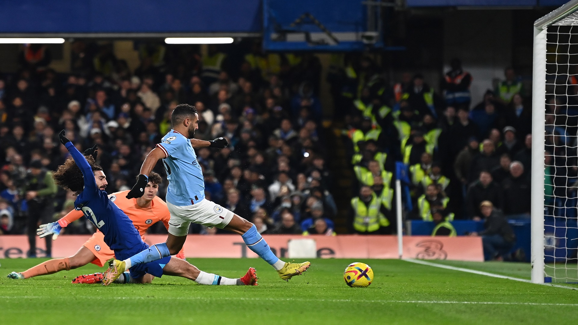 صورة بعنوان: محرز يقود مانشستر سيتي للفوز على تشلسي في الدوري الإنجليزي   